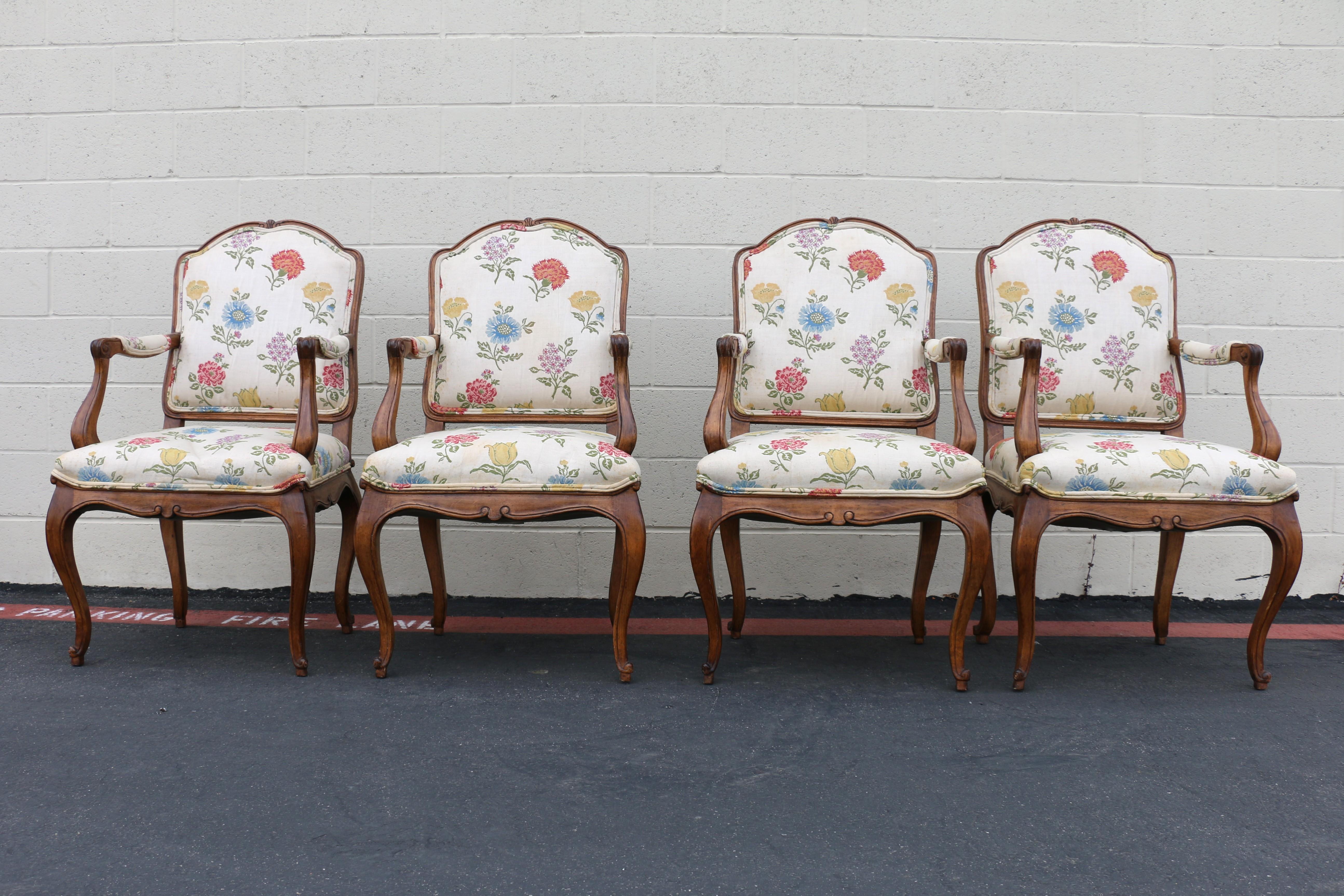 Splendido set di quattro poltrone da pranzo degli anni '60. Sono in condizioni vintage. La struttura in legno è in buone condizioni, nessuna è danneggiata. Probabilmente dovranno essere rivestiti. Il tessuto presenta alcune macchie (vedi le foto).