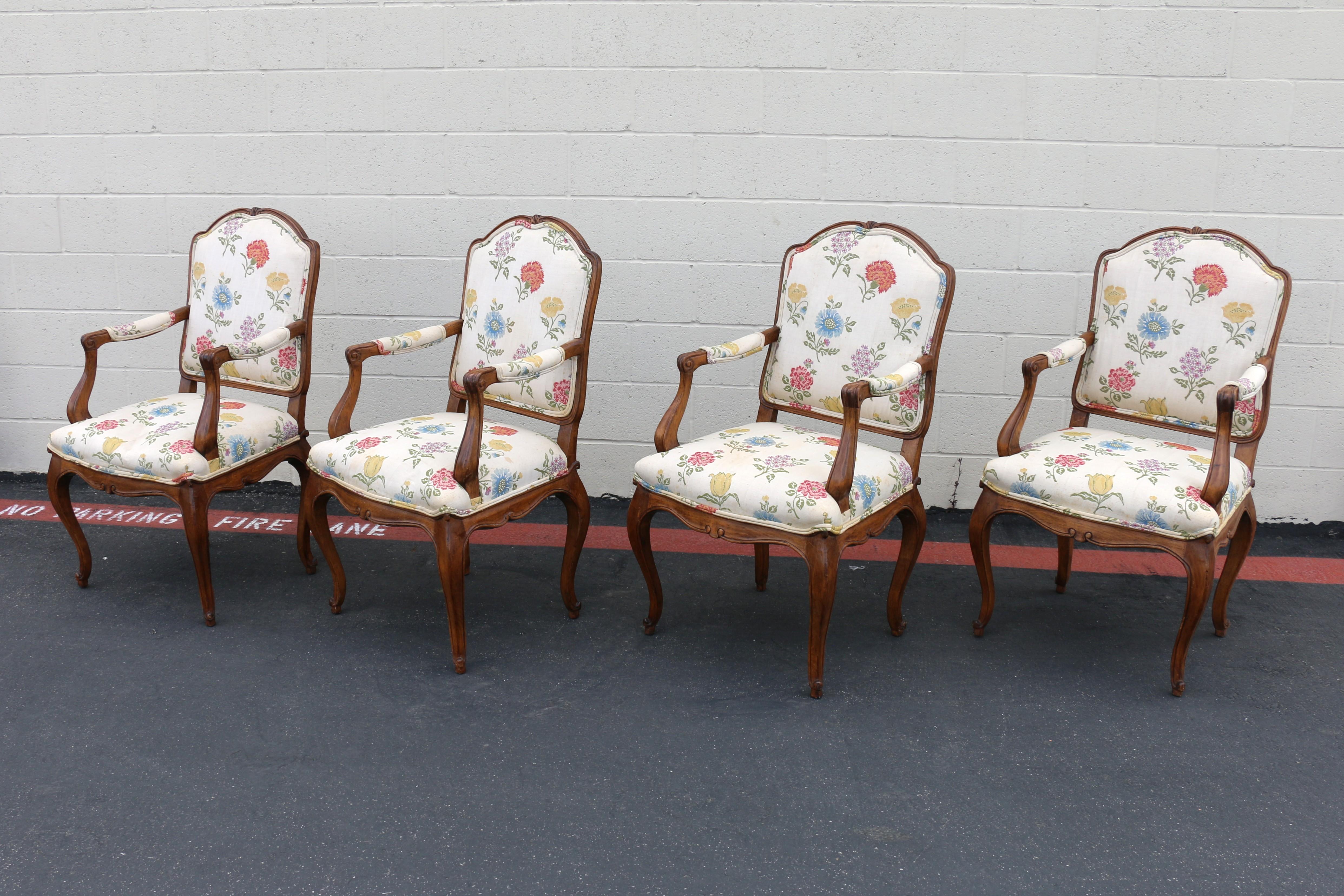 Legno di alberi da frutto Set di quattro poltrone da pranzo in stile Luigi XV francese vintage in vendita