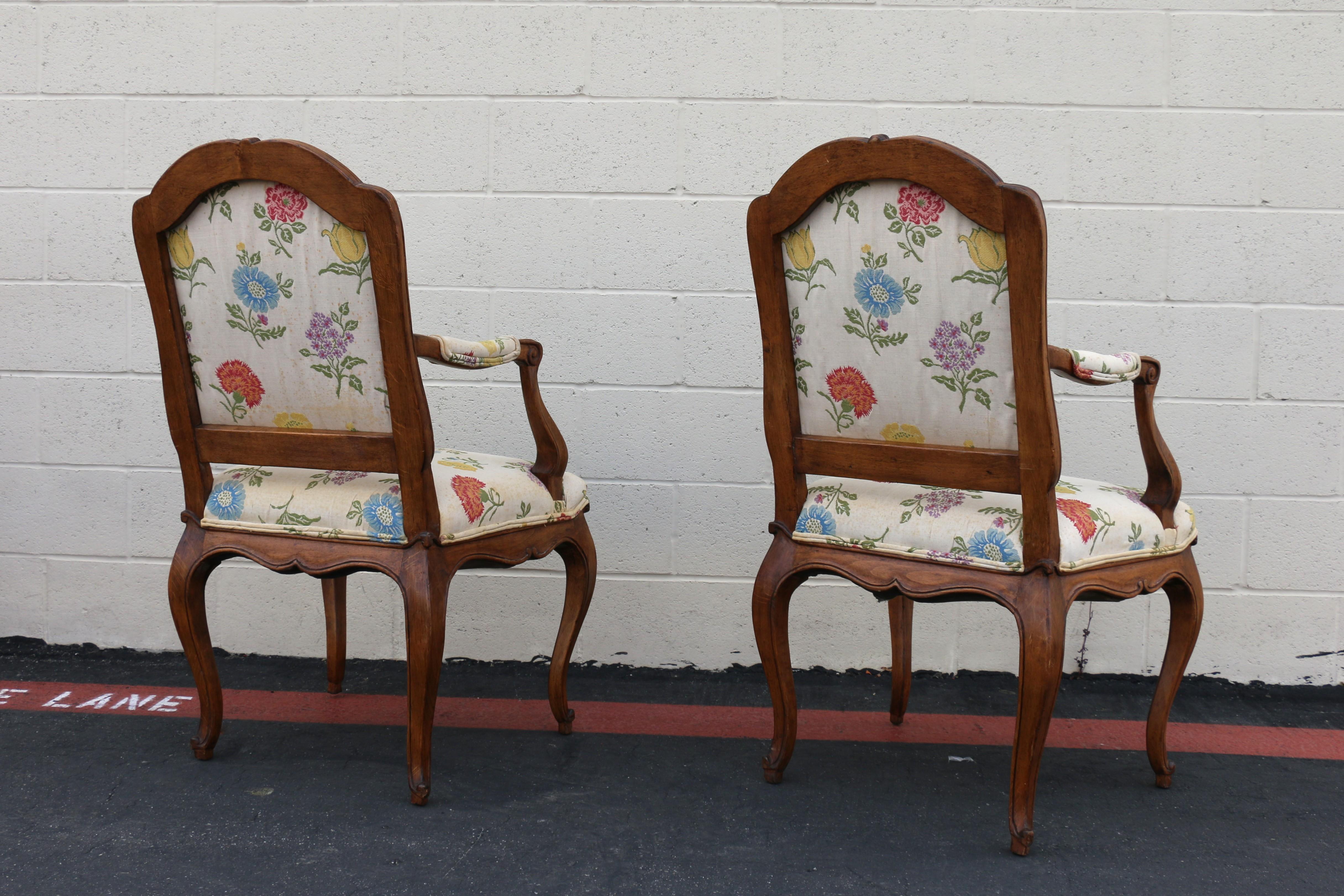 Paire de fauteuils vintage de style Louis XV provincial français Bon état - En vente à North Hollywood, CA