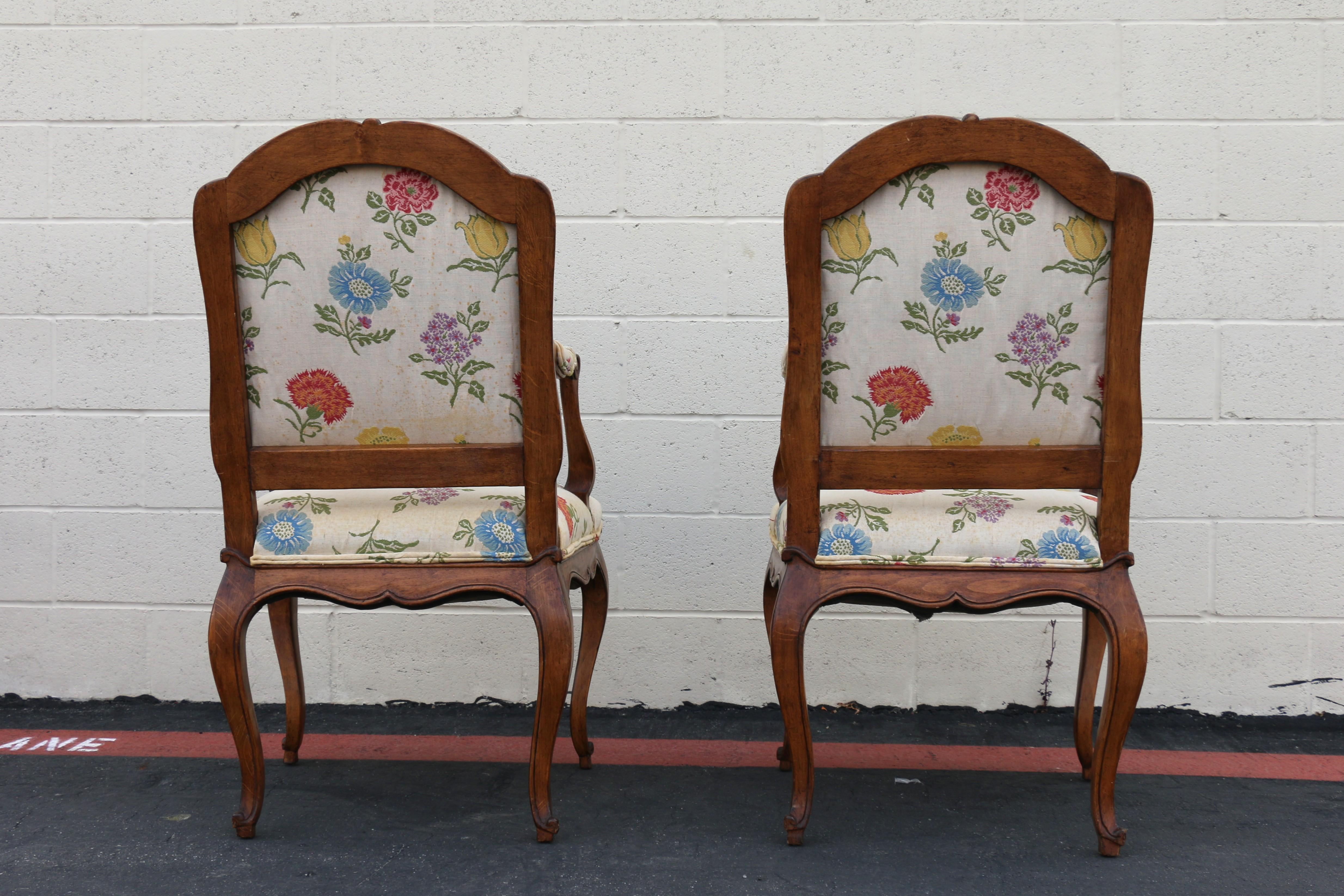 Milieu du XXe siècle Paire de fauteuils vintage de style Louis XV provincial français en vente