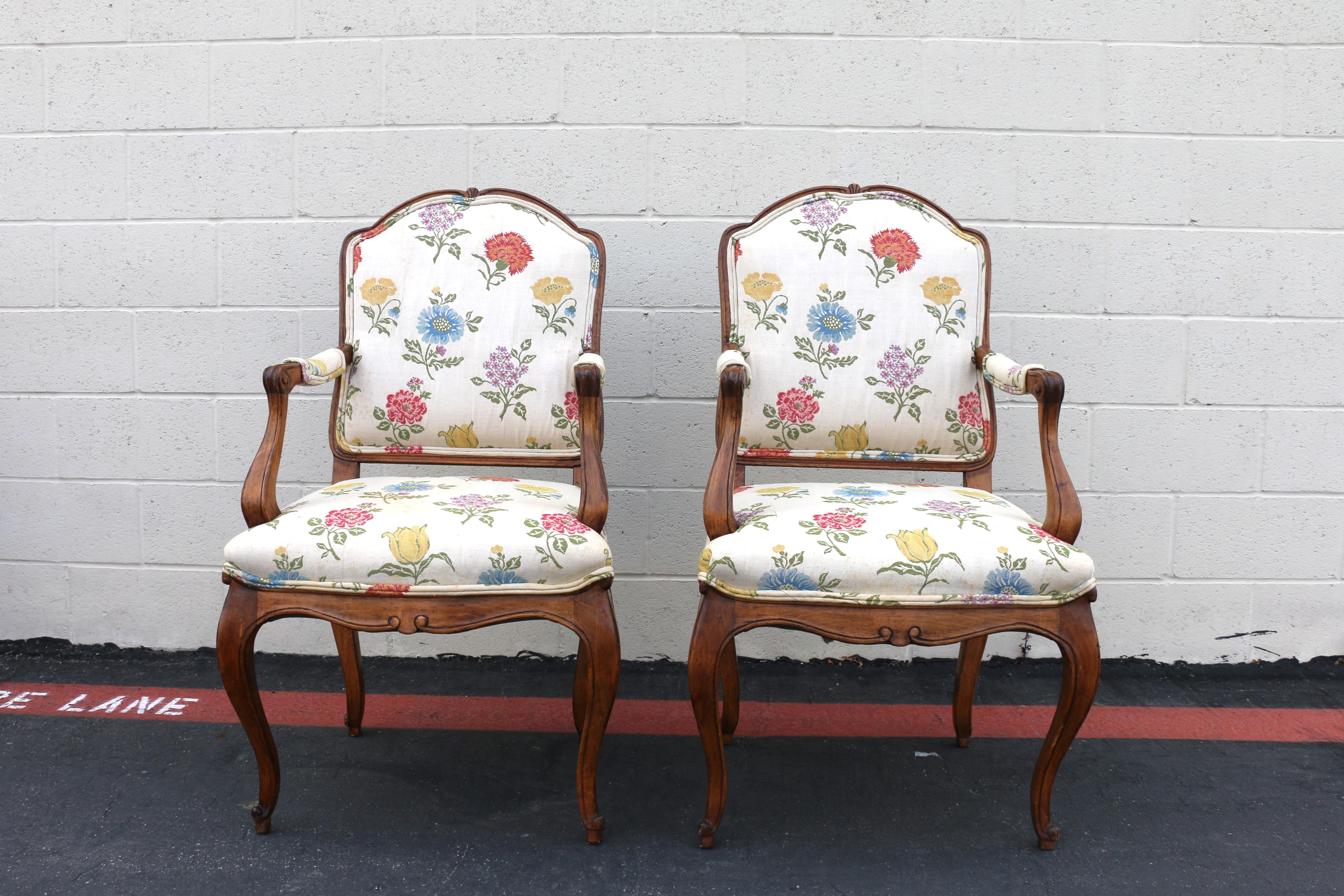 Superbe paire de fauteuils des années 1960. Ils sont en état d'origine. Le cadre en bois est en bon état, aucun d'entre eux n'est endommagé. Il faudrait probablement les retapisser. Le tissu présente quelques taches (voir les photos). Les chaises