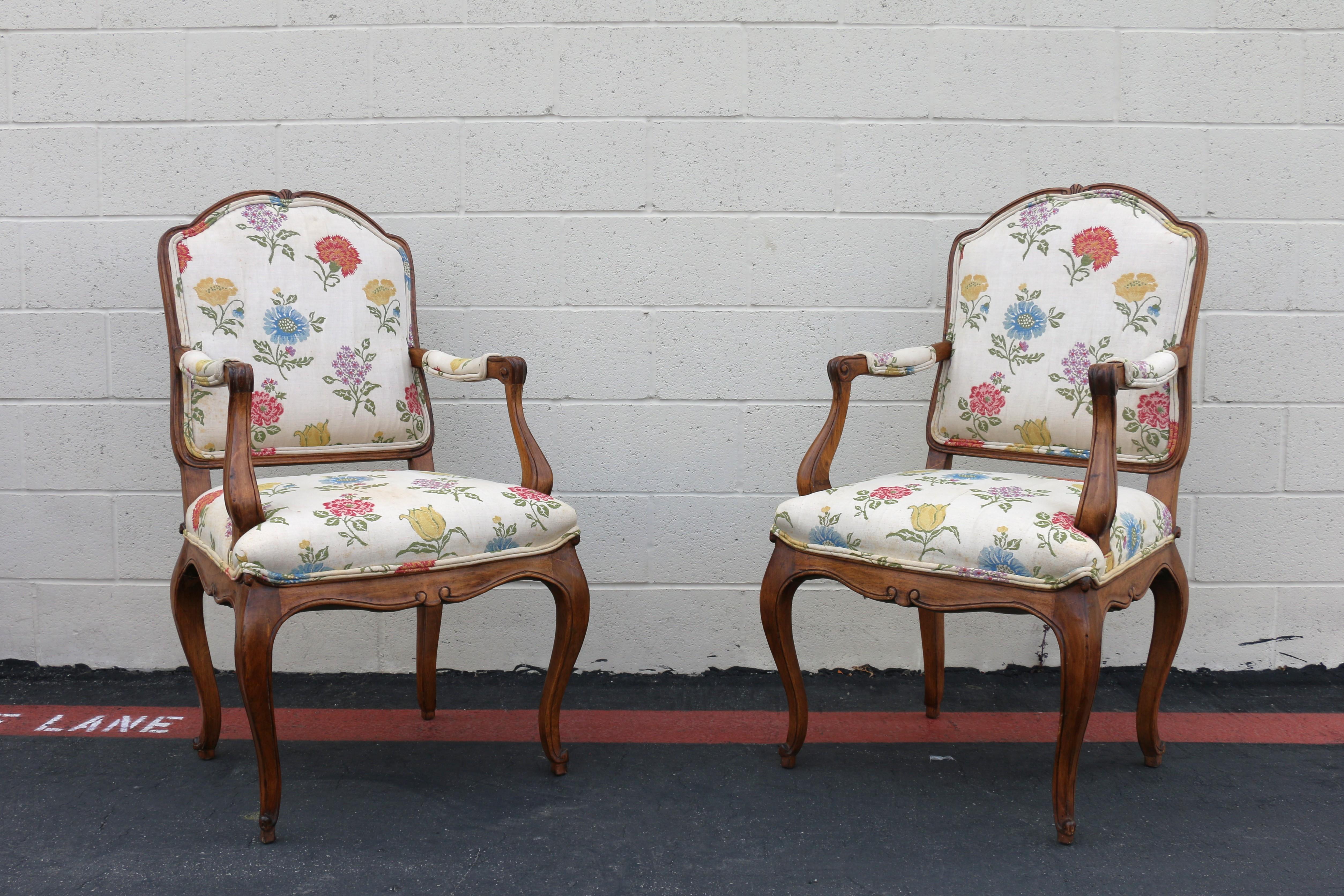 Provincial français Paire de fauteuils vintage de style Louis XV provincial français en vente