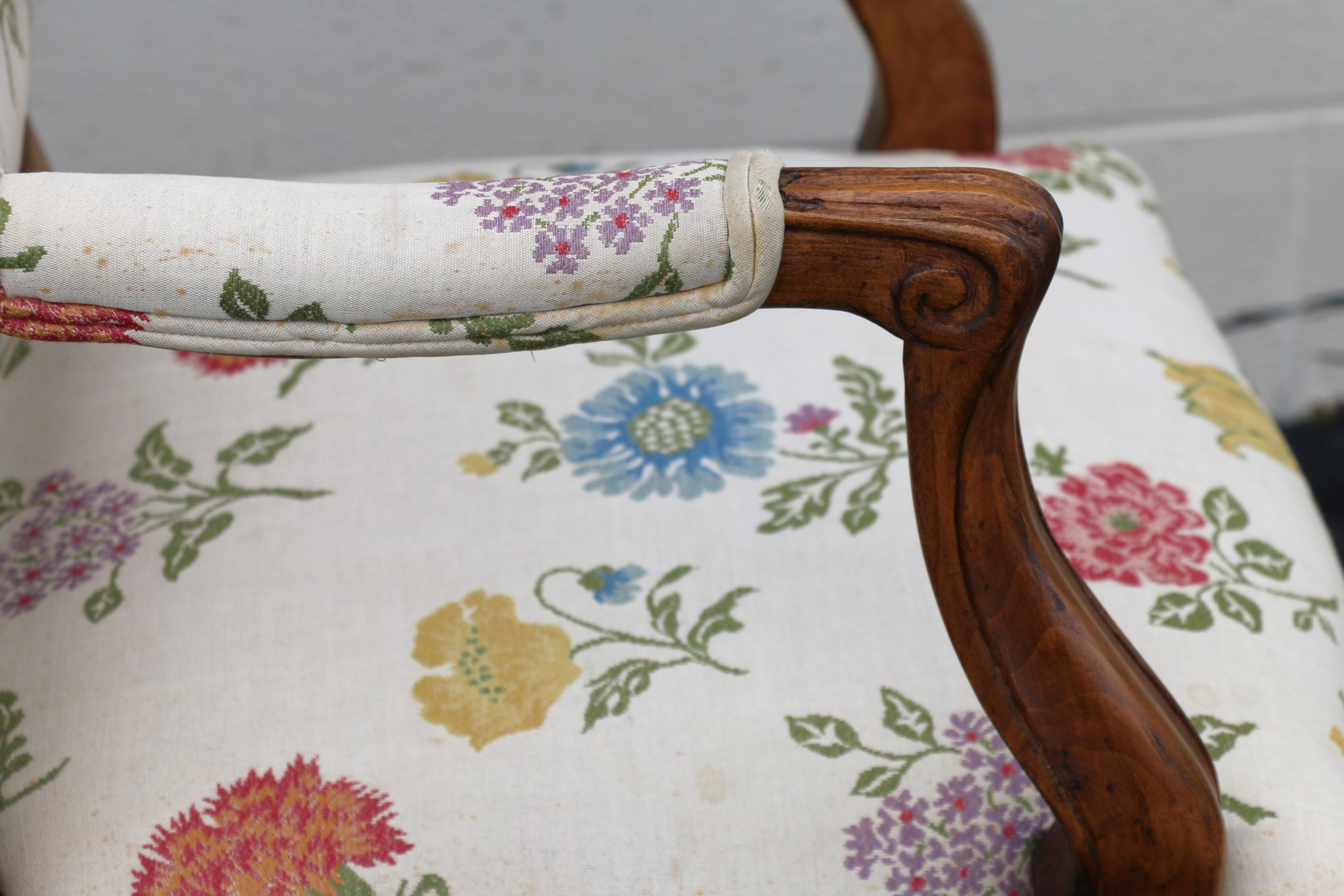 Paire de fauteuils vintage de style Louis XV provincial français en vente 9