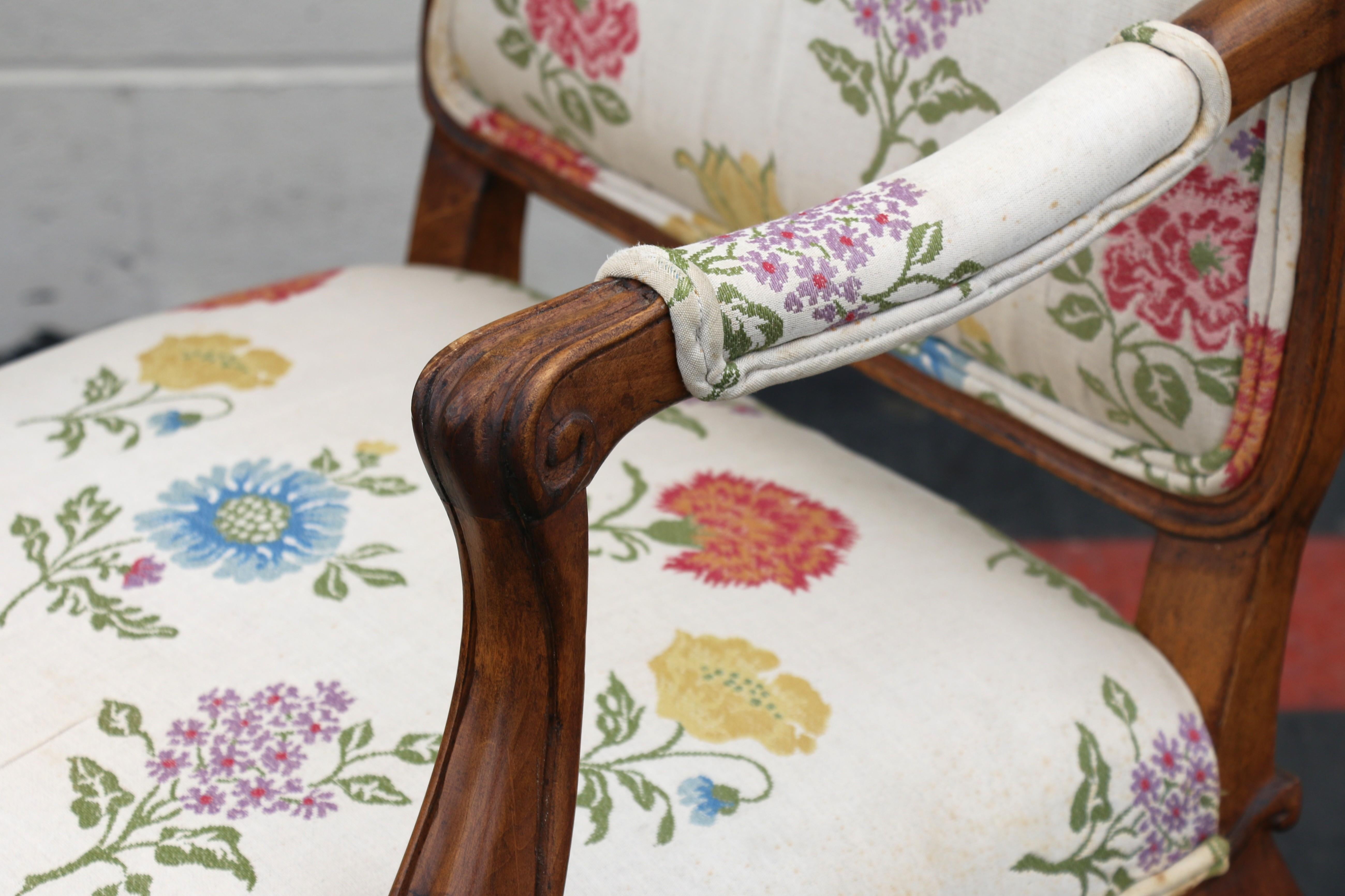 Paire de fauteuils vintage de style Louis XV provincial français en vente 3