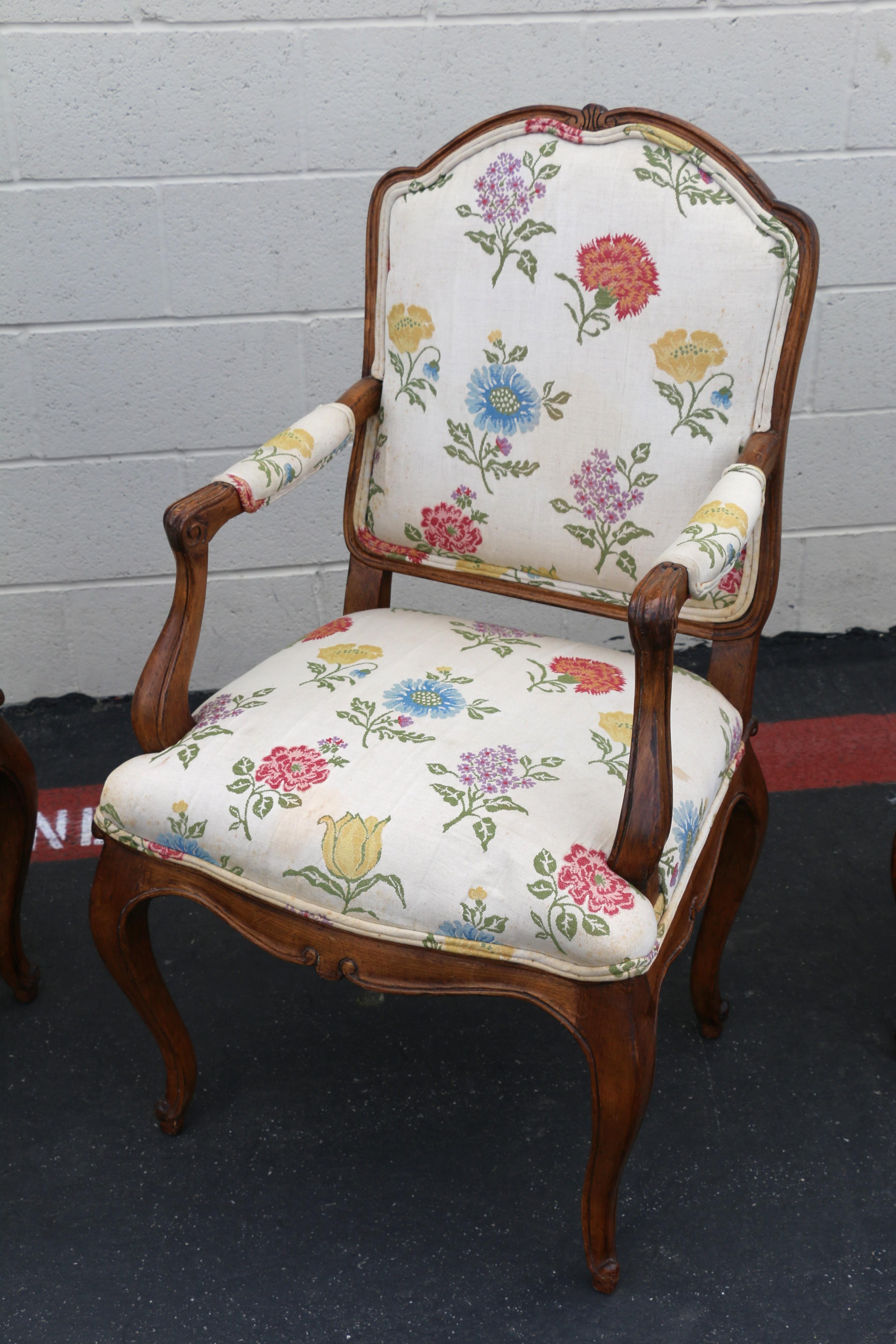 Paire de fauteuils vintage de style Louis XV provincial français en vente 12