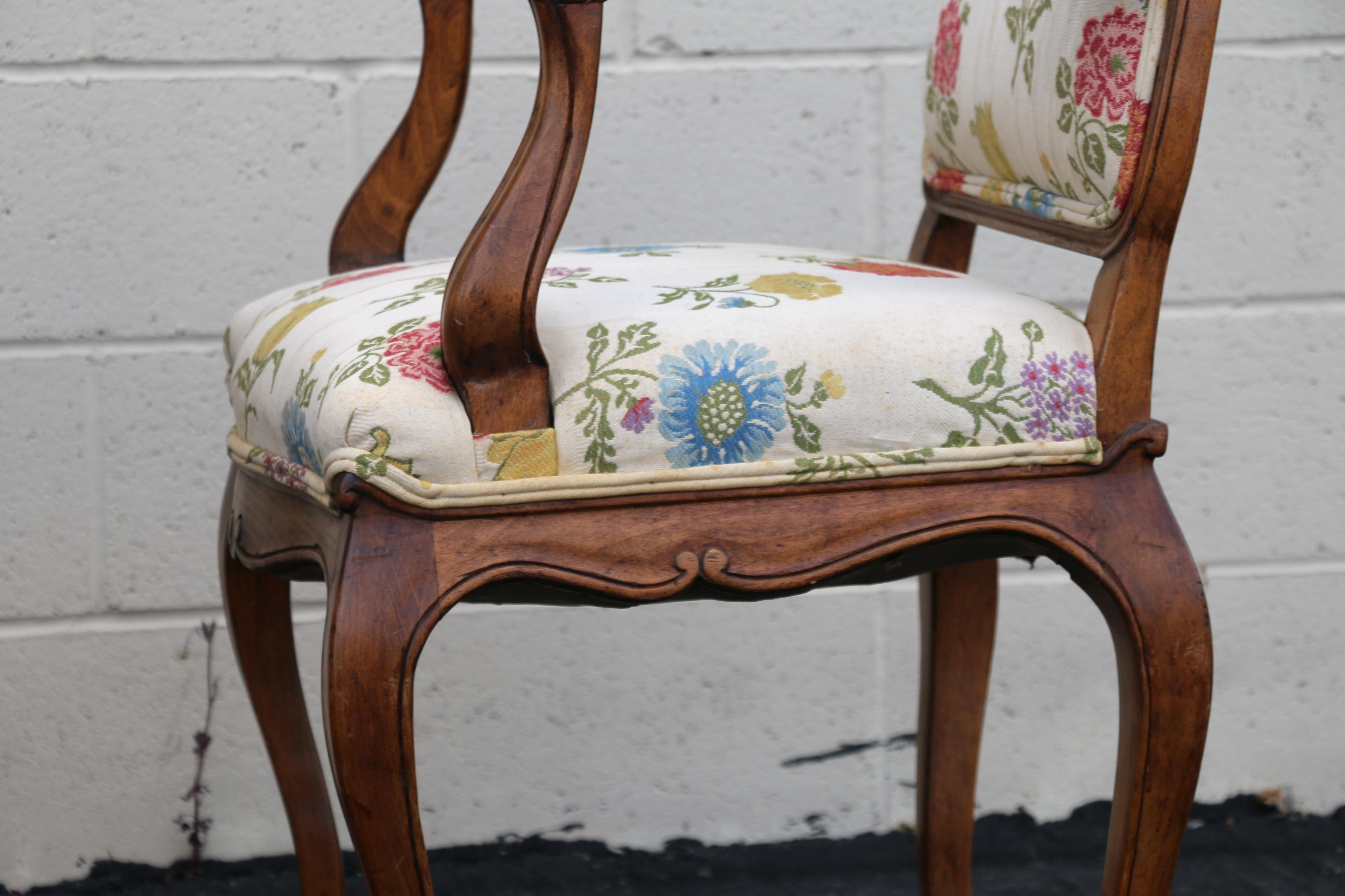 Paire de fauteuils vintage de style Louis XV provincial français en vente 10