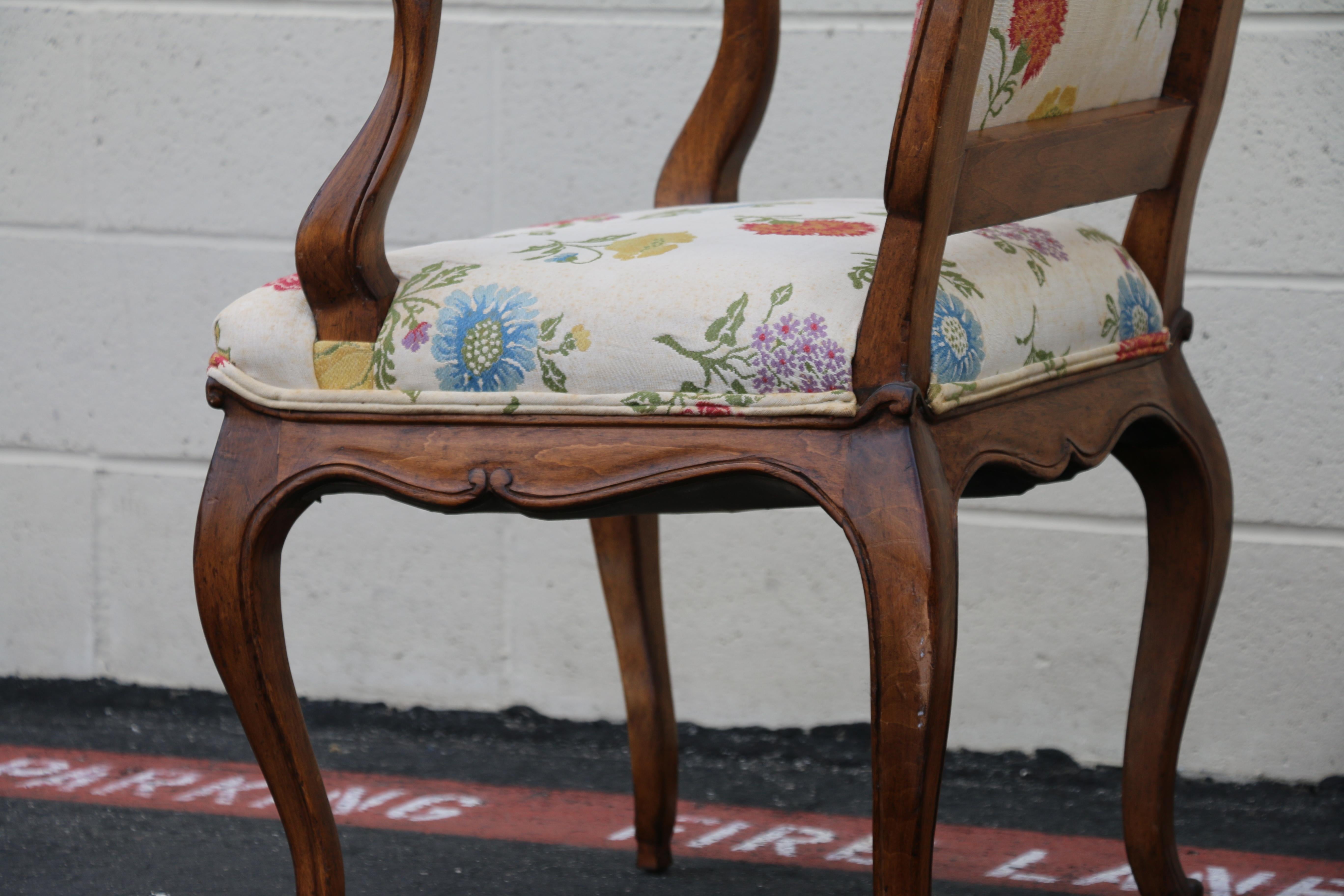 Paire de fauteuils vintage de style Louis XV provincial français en vente 11