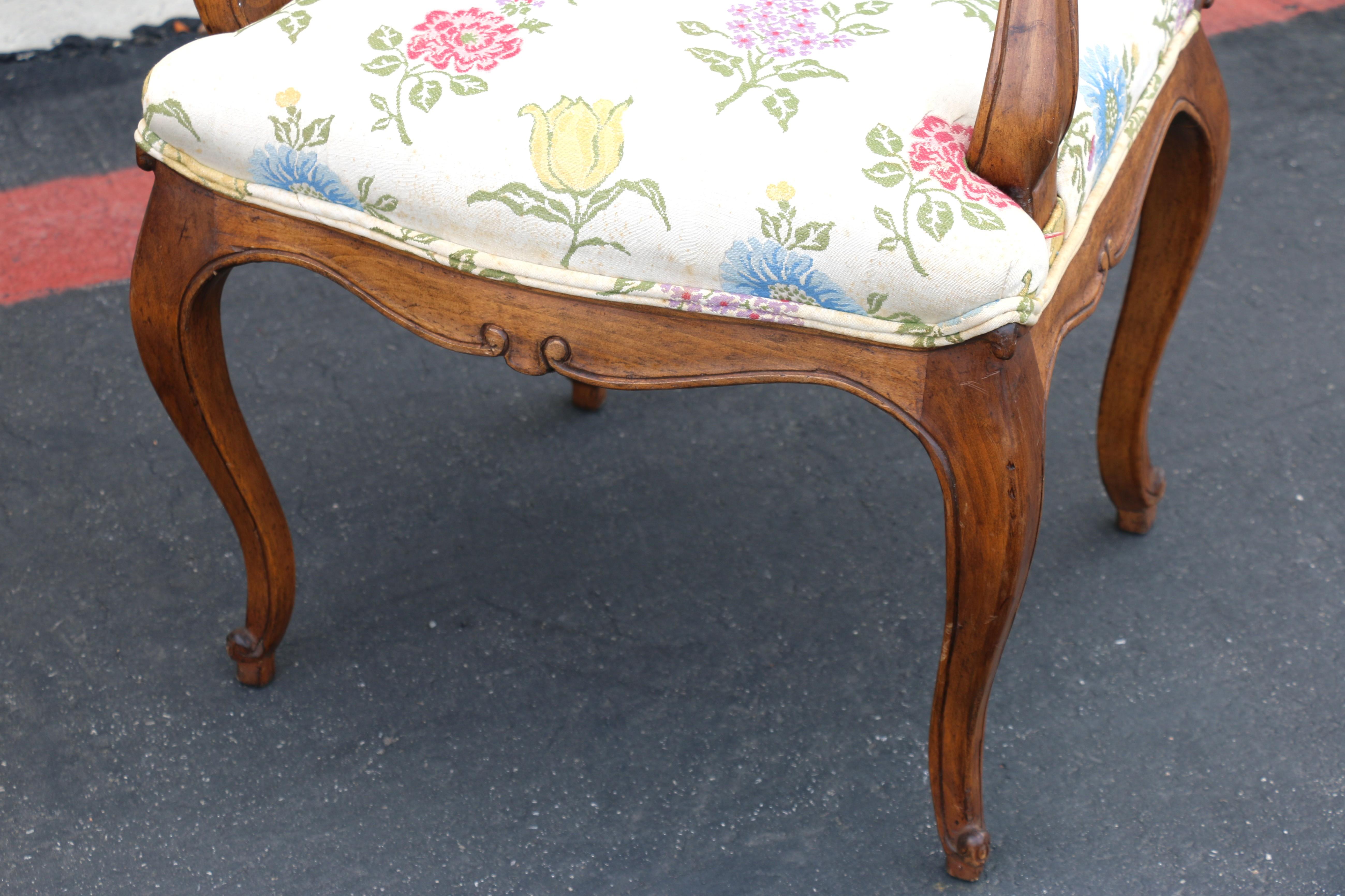 Paire de fauteuils vintage de style Louis XV provincial français en vente 4
