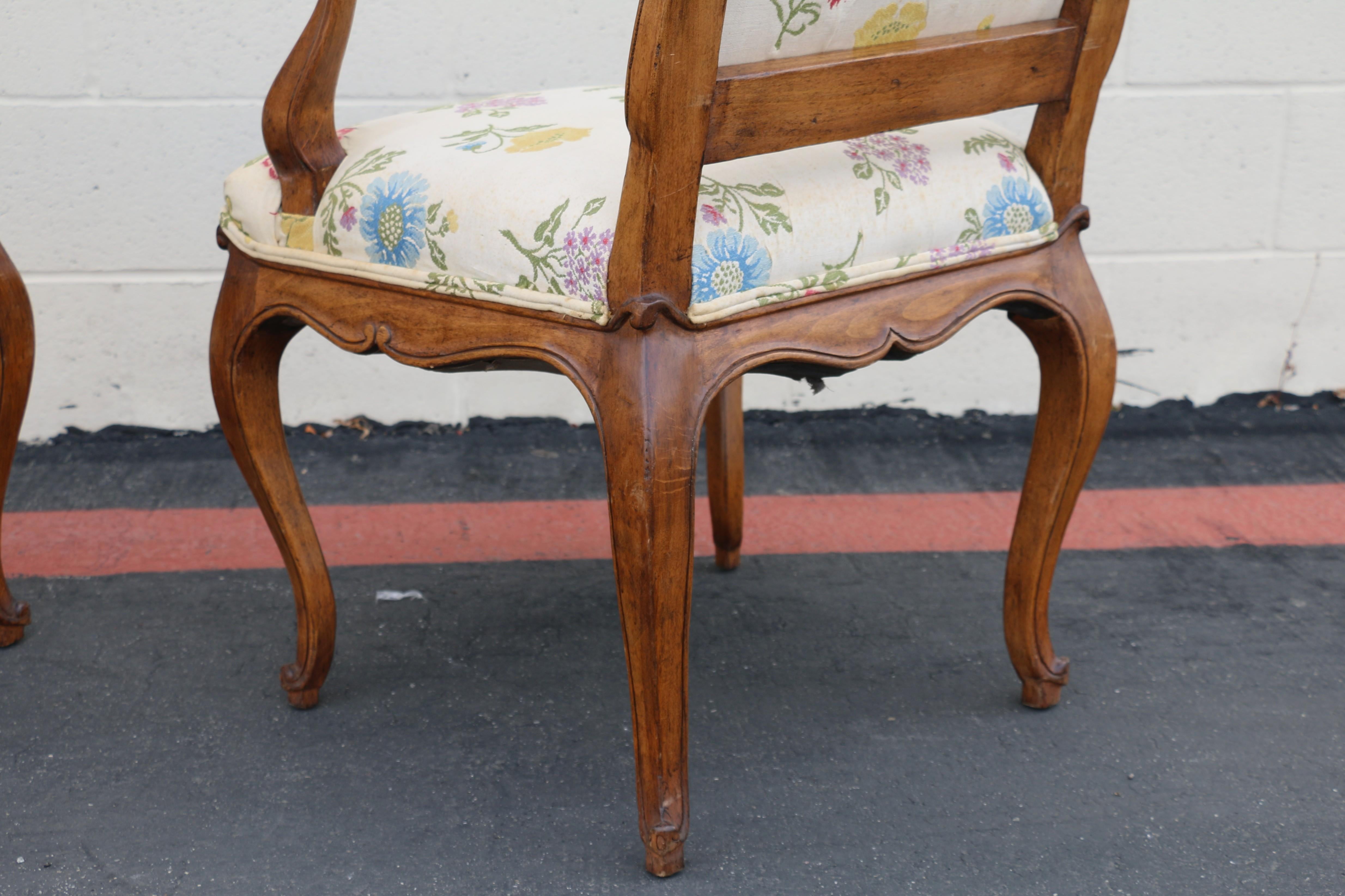 Paire de fauteuils vintage de style Louis XV provincial français en vente 1