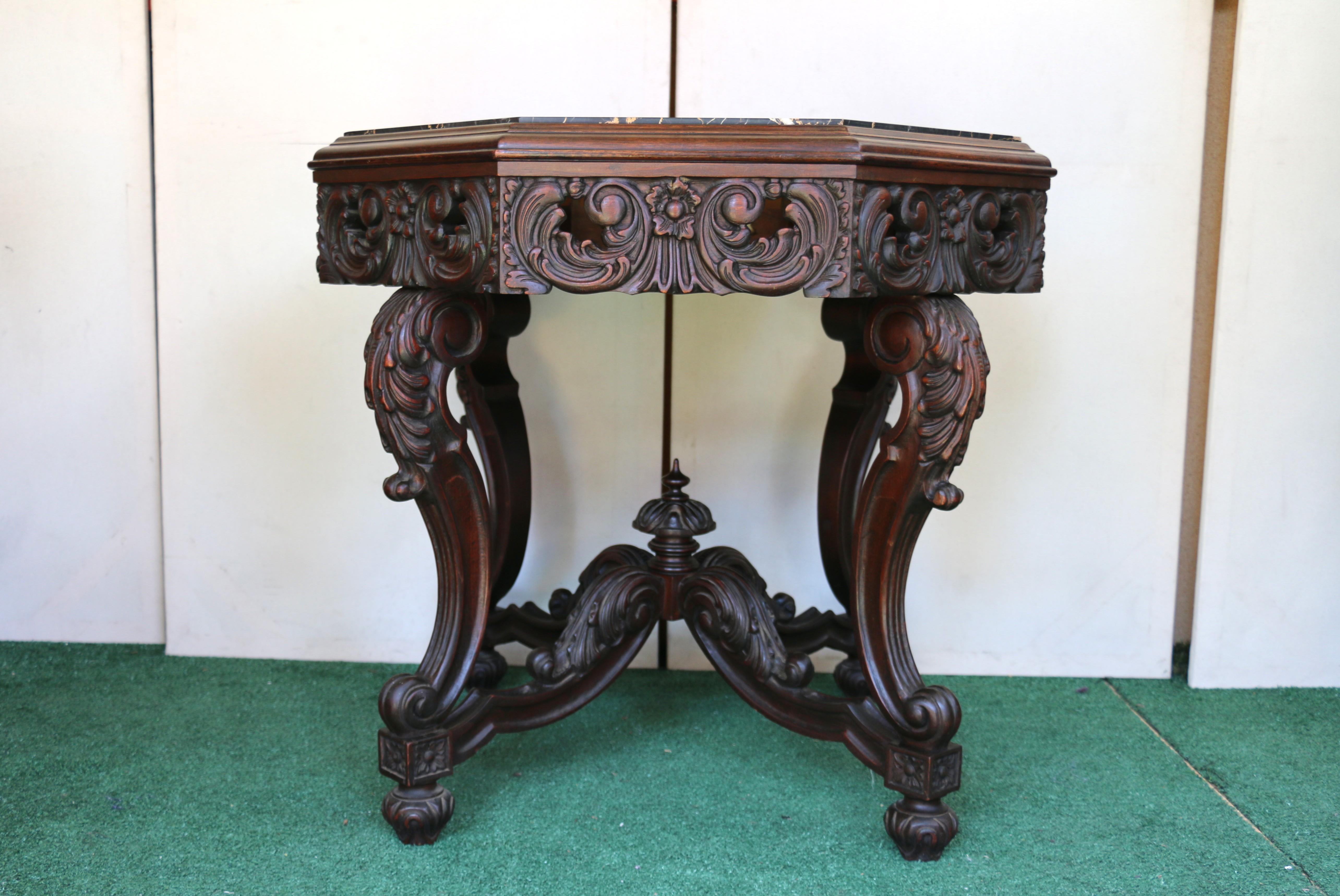 Superbe table centrale ancienne en noyer victorien, caractérisée par son design orné et sa finesse d'exécution typique de l'époque victorienne. Cette magnifique Renaissance antique est faite de noyer et d'un plateau en marbre. Il est en bon état. Le