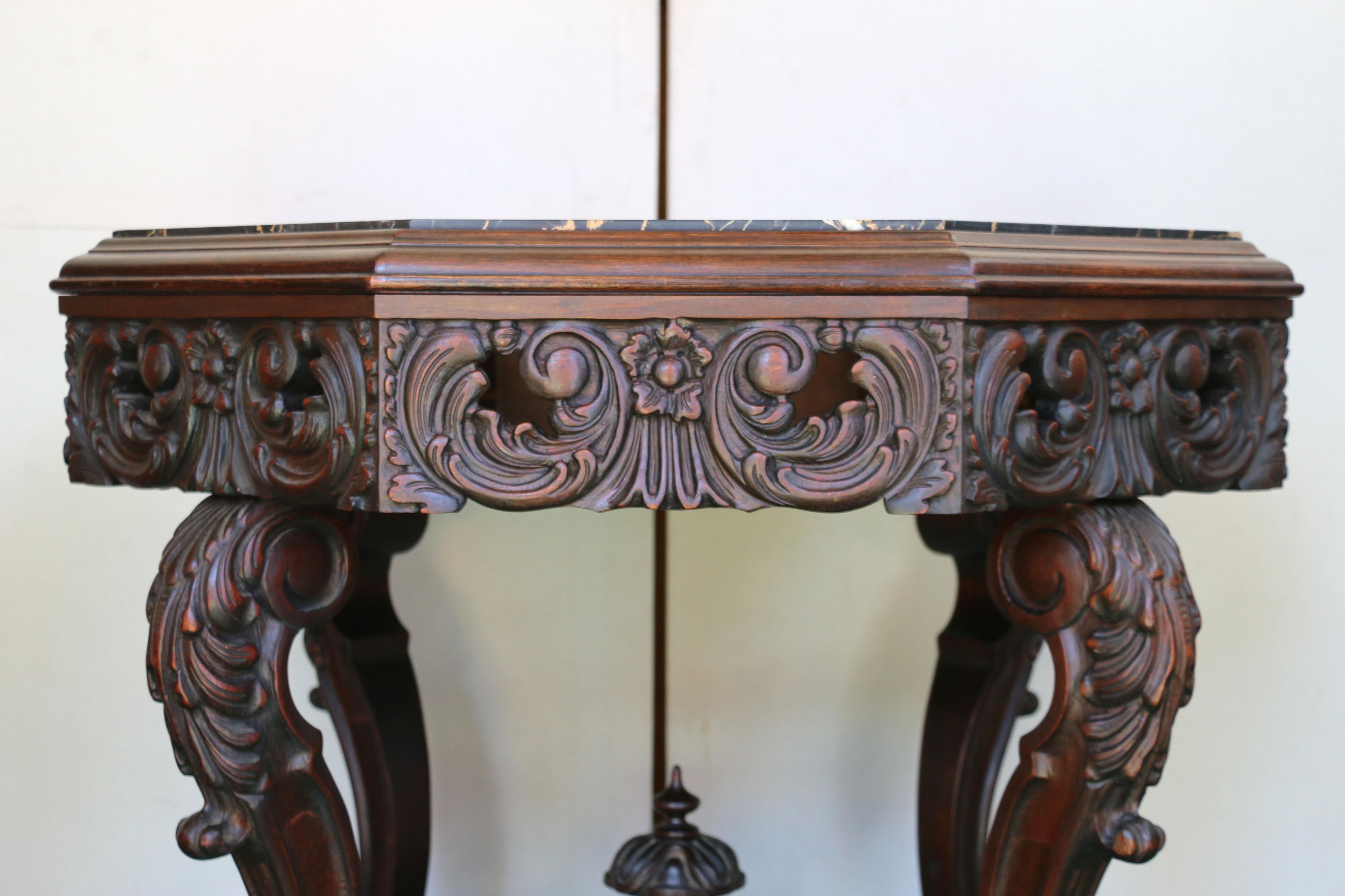 Victorien Table centrale victorienne ancienne en ronce de noyer en vente