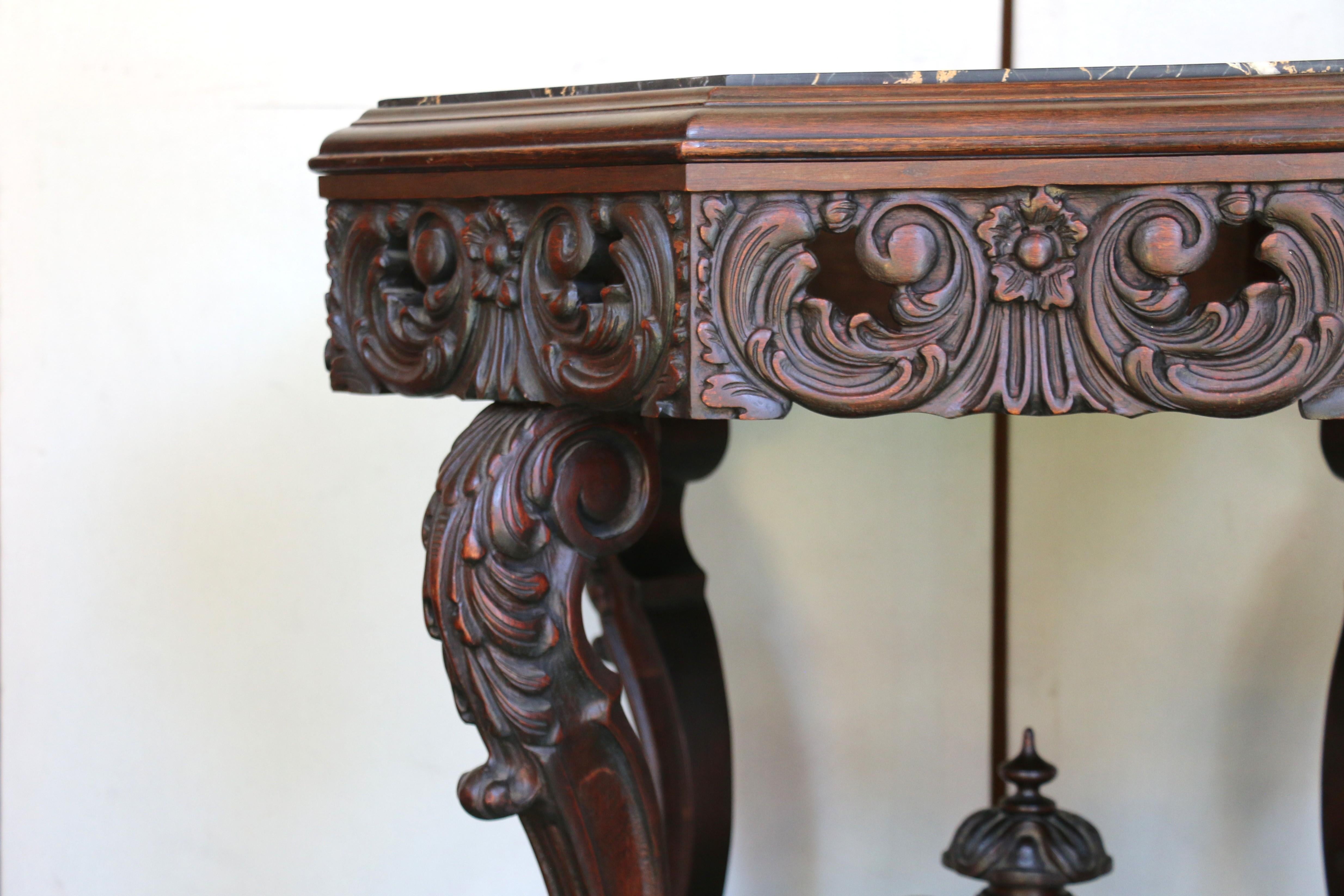 Américain Table centrale victorienne ancienne en ronce de noyer en vente