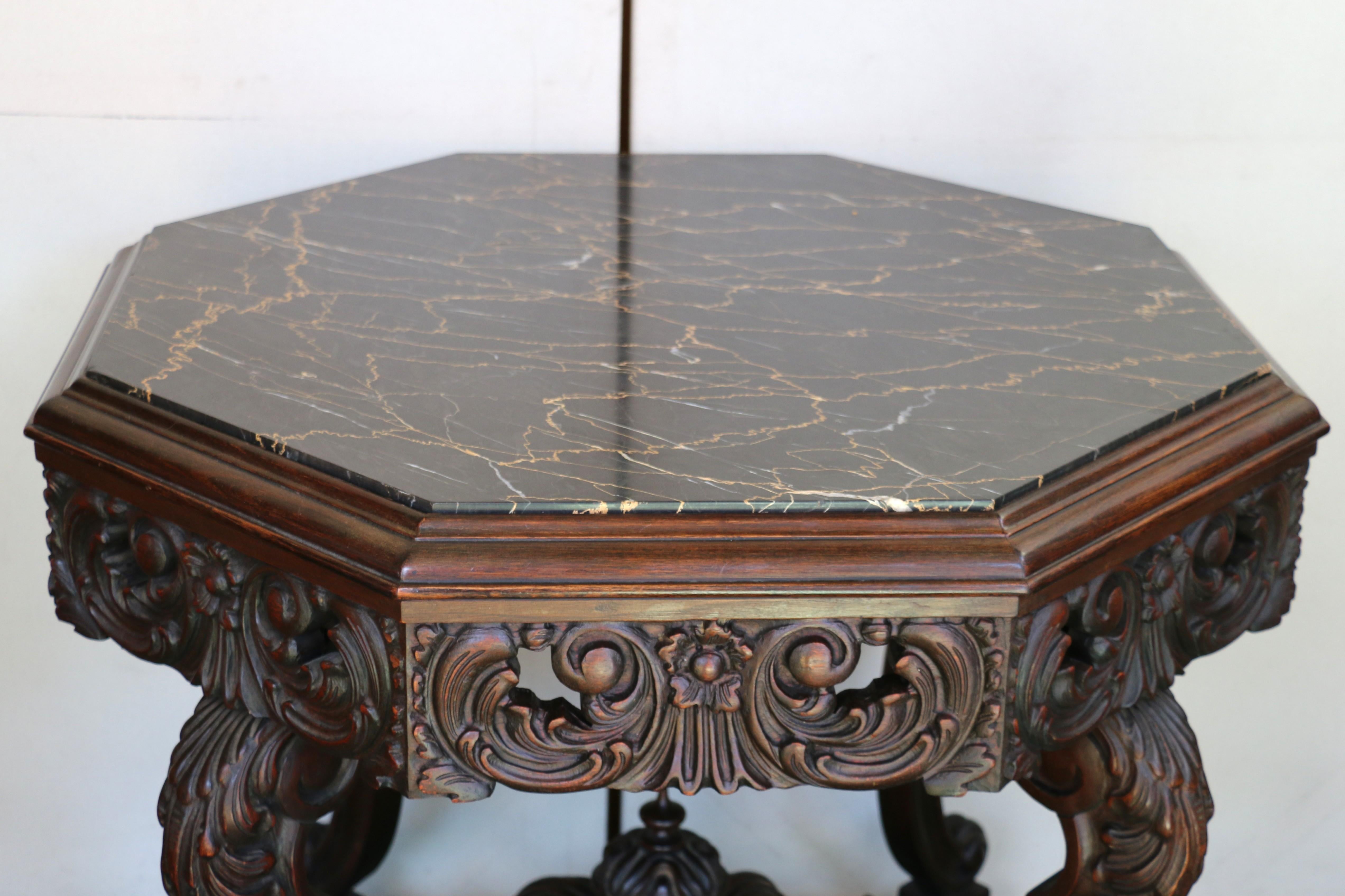 Table centrale victorienne ancienne en ronce de noyer en vente 7