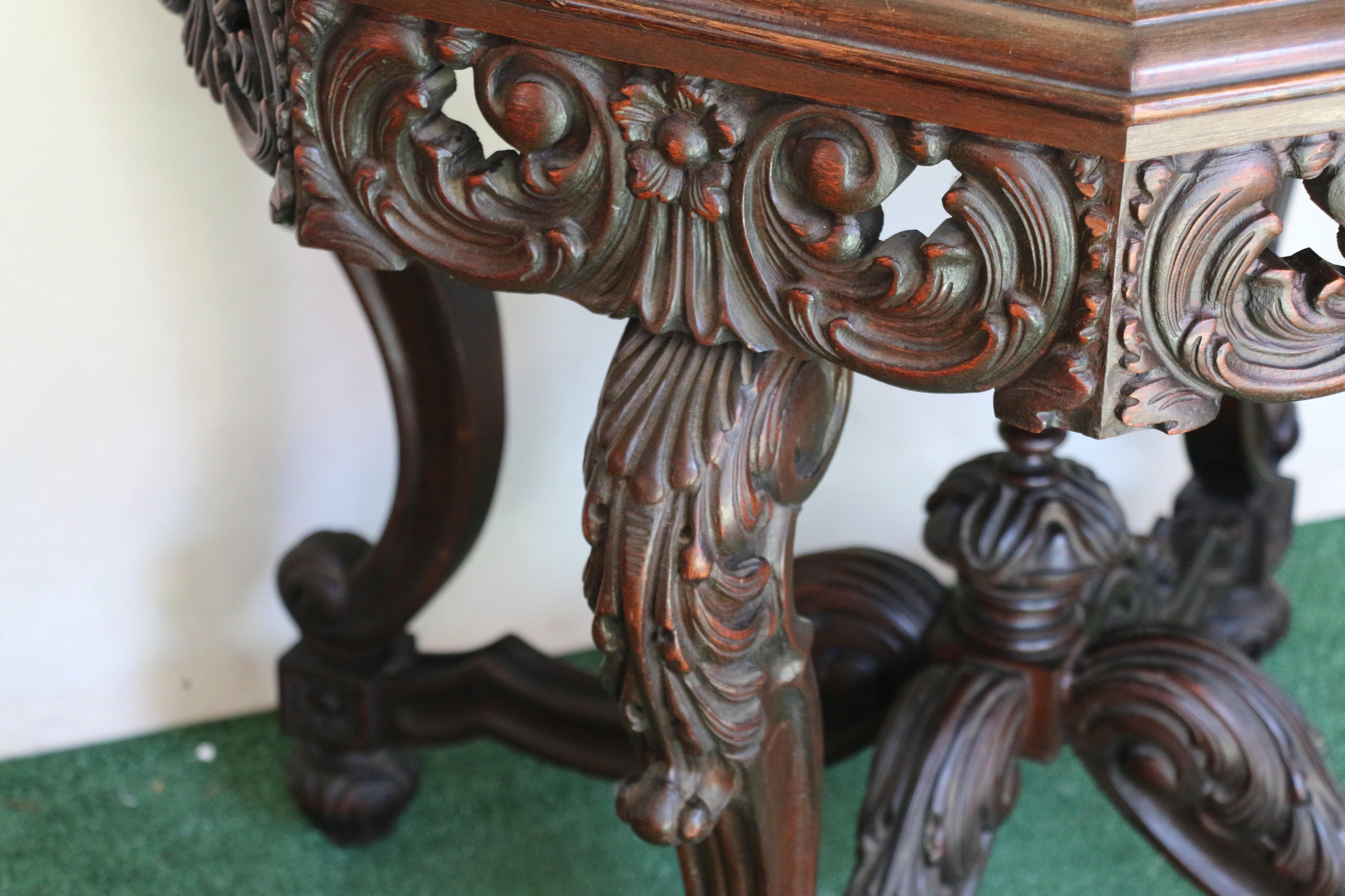 Table centrale victorienne ancienne en ronce de noyer Bon état - En vente à North Hollywood, CA