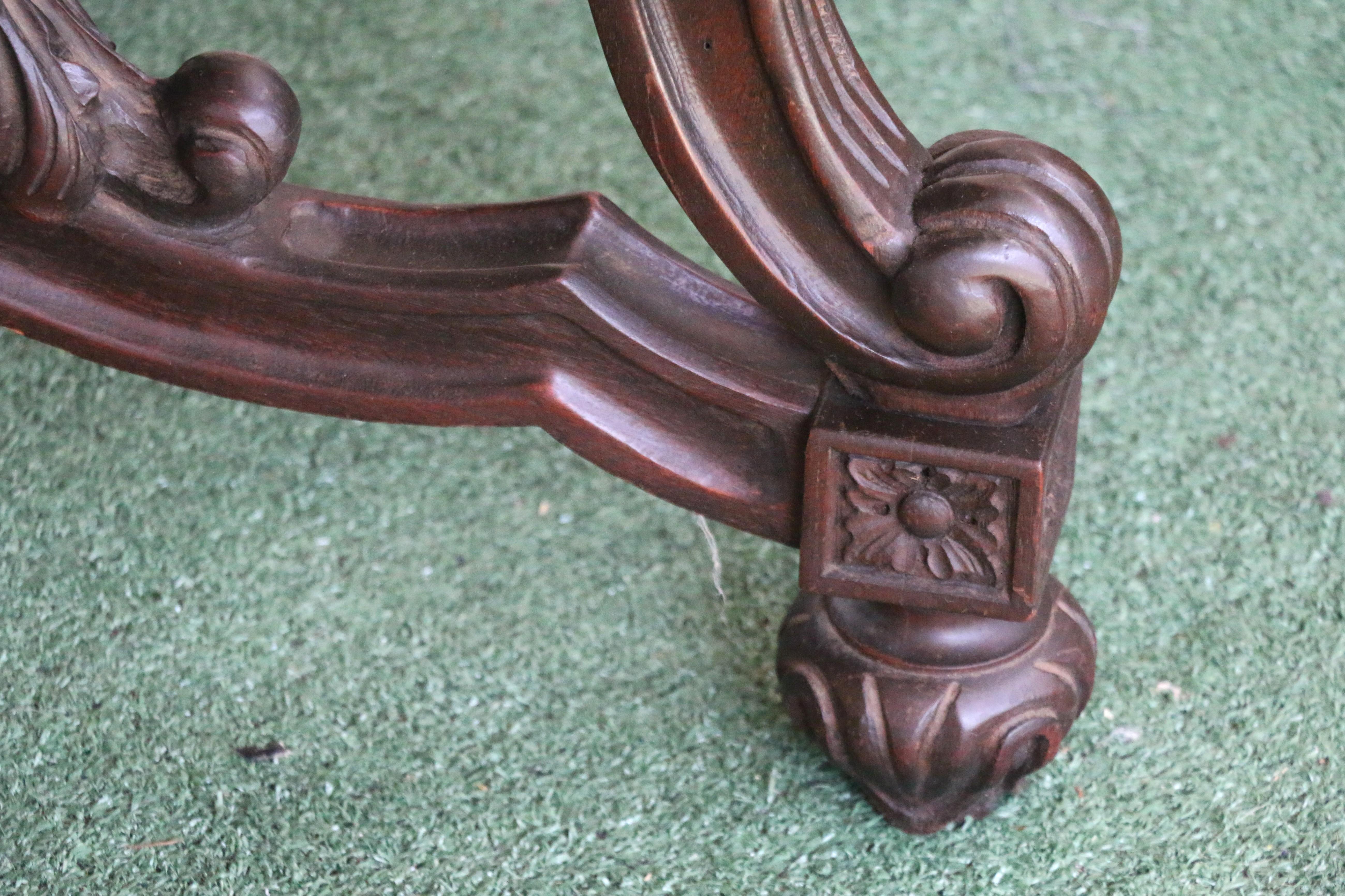 Table centrale victorienne ancienne en ronce de noyer en vente 2