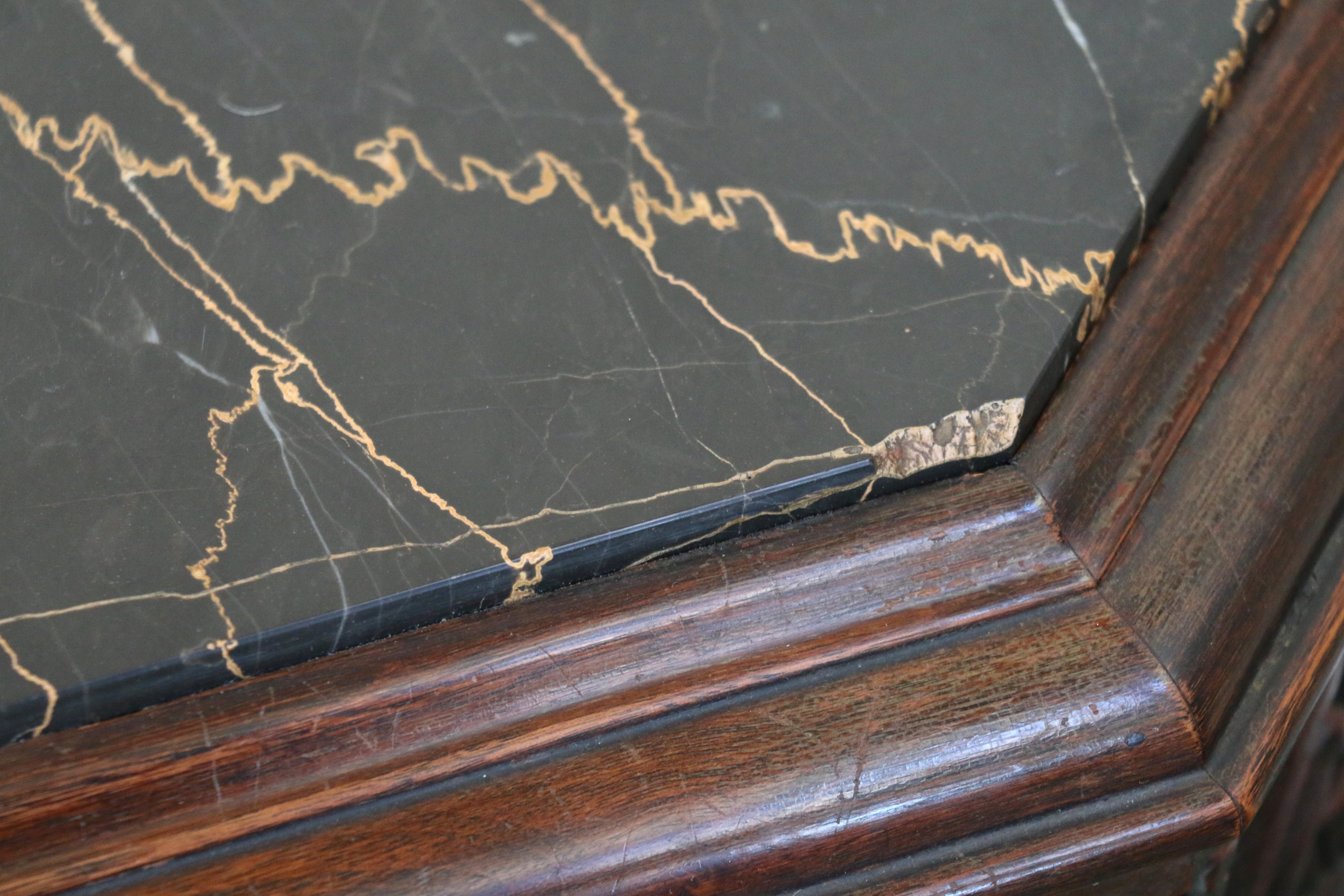Table centrale victorienne ancienne en ronce de noyer en vente 12