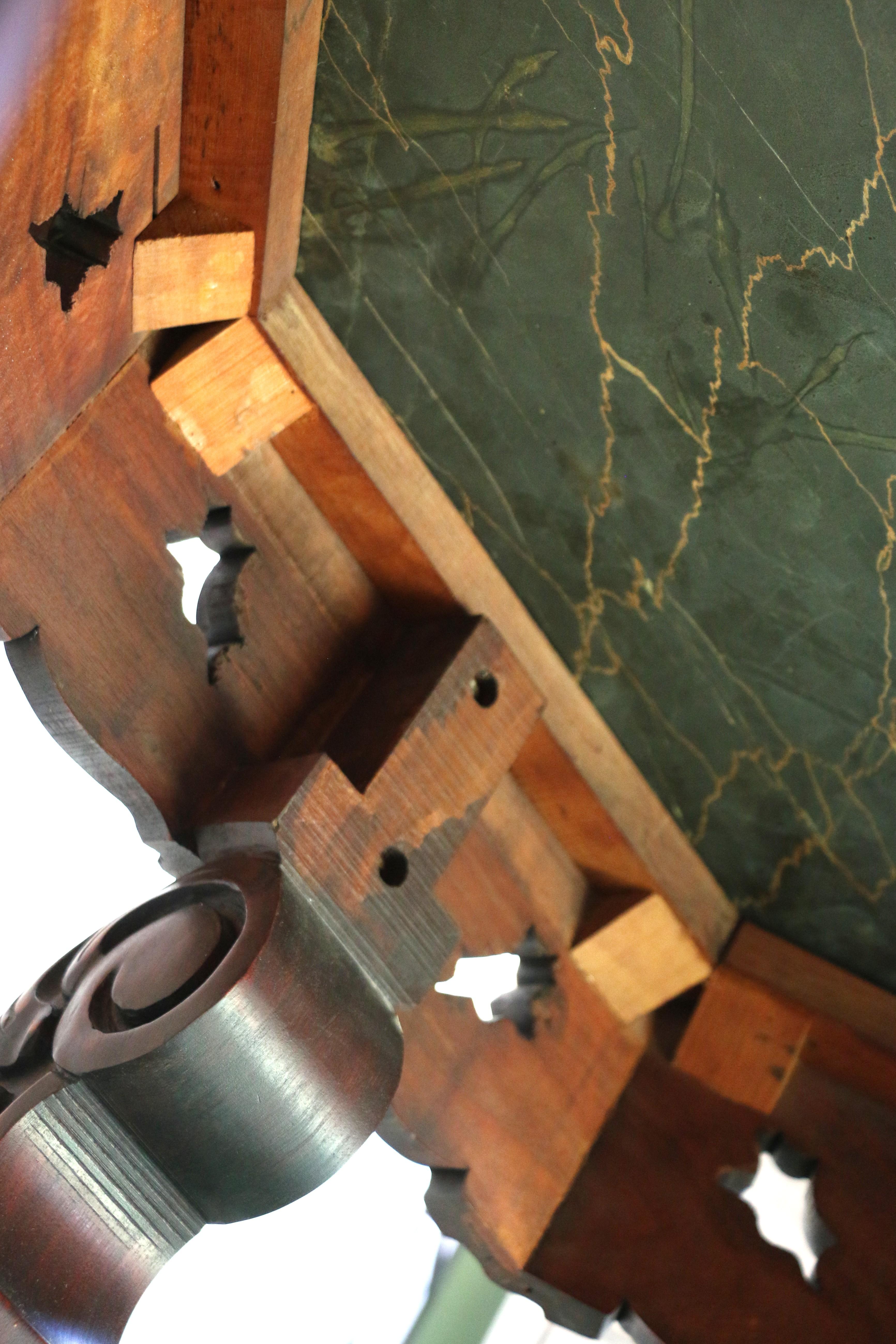 Table centrale victorienne ancienne en ronce de noyer en vente 13
