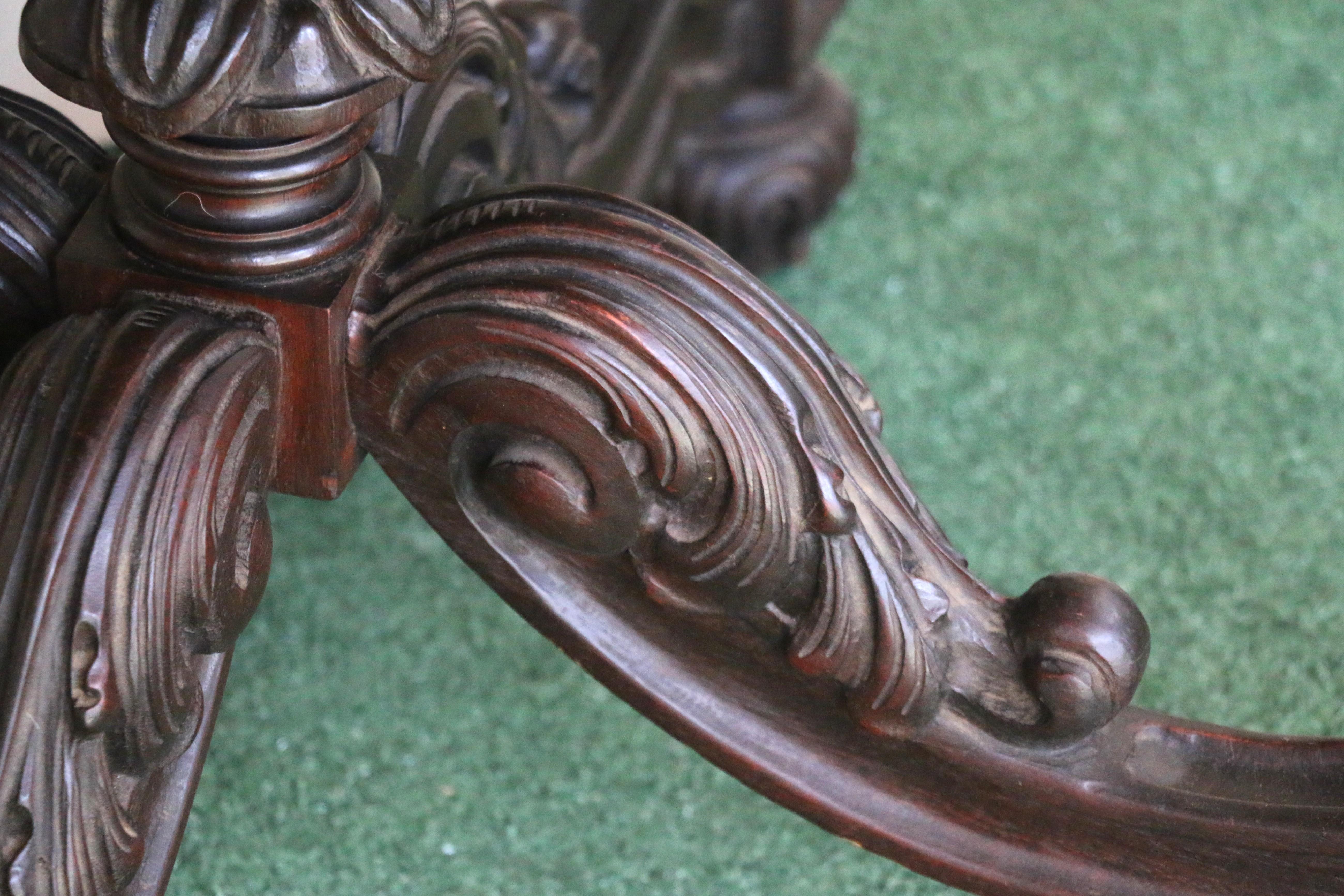 Table centrale victorienne ancienne en ronce de noyer en vente 3