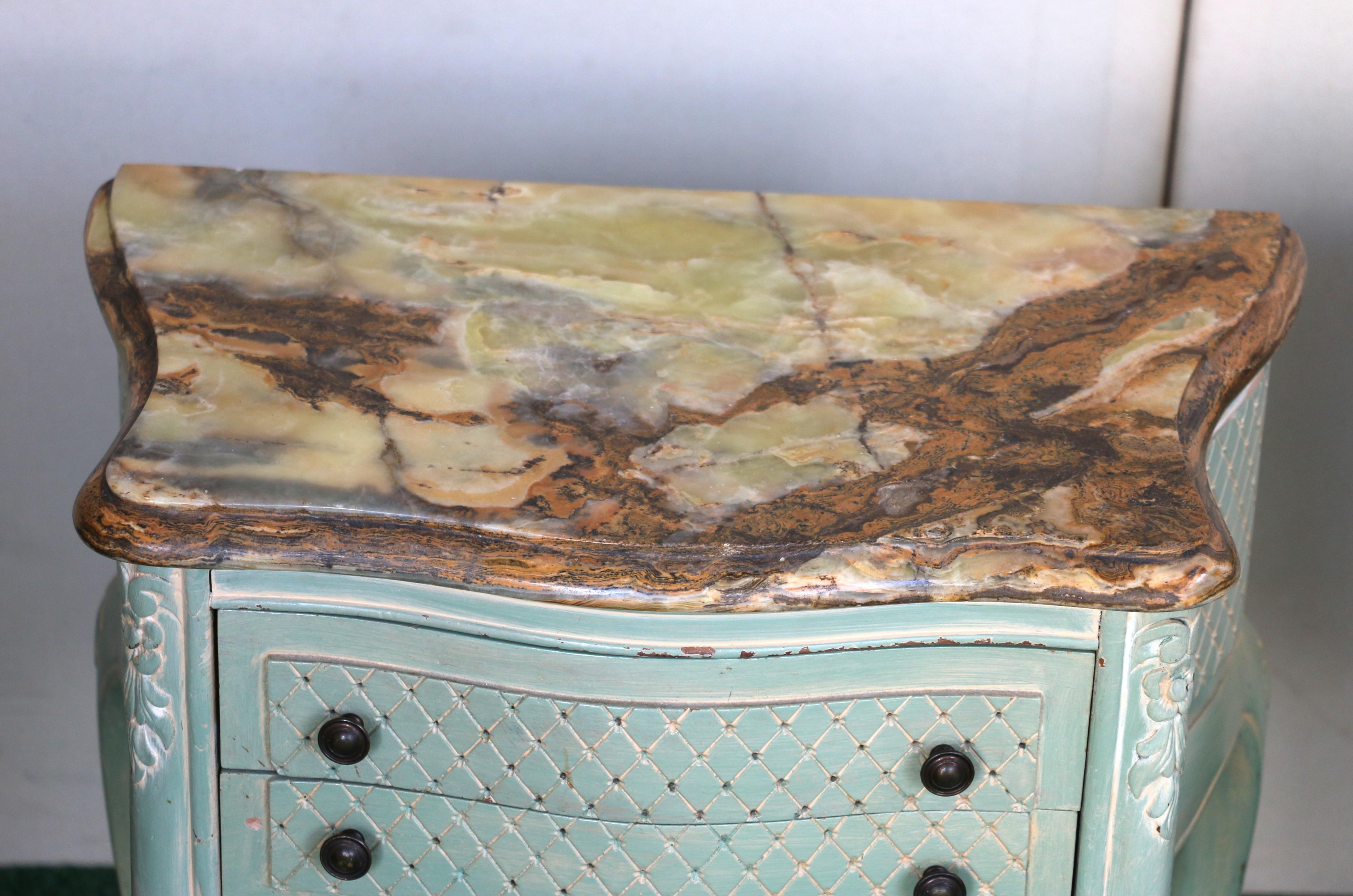 Paire de tables de nuit antiques italiennes avec dessus en marbre en vente 10