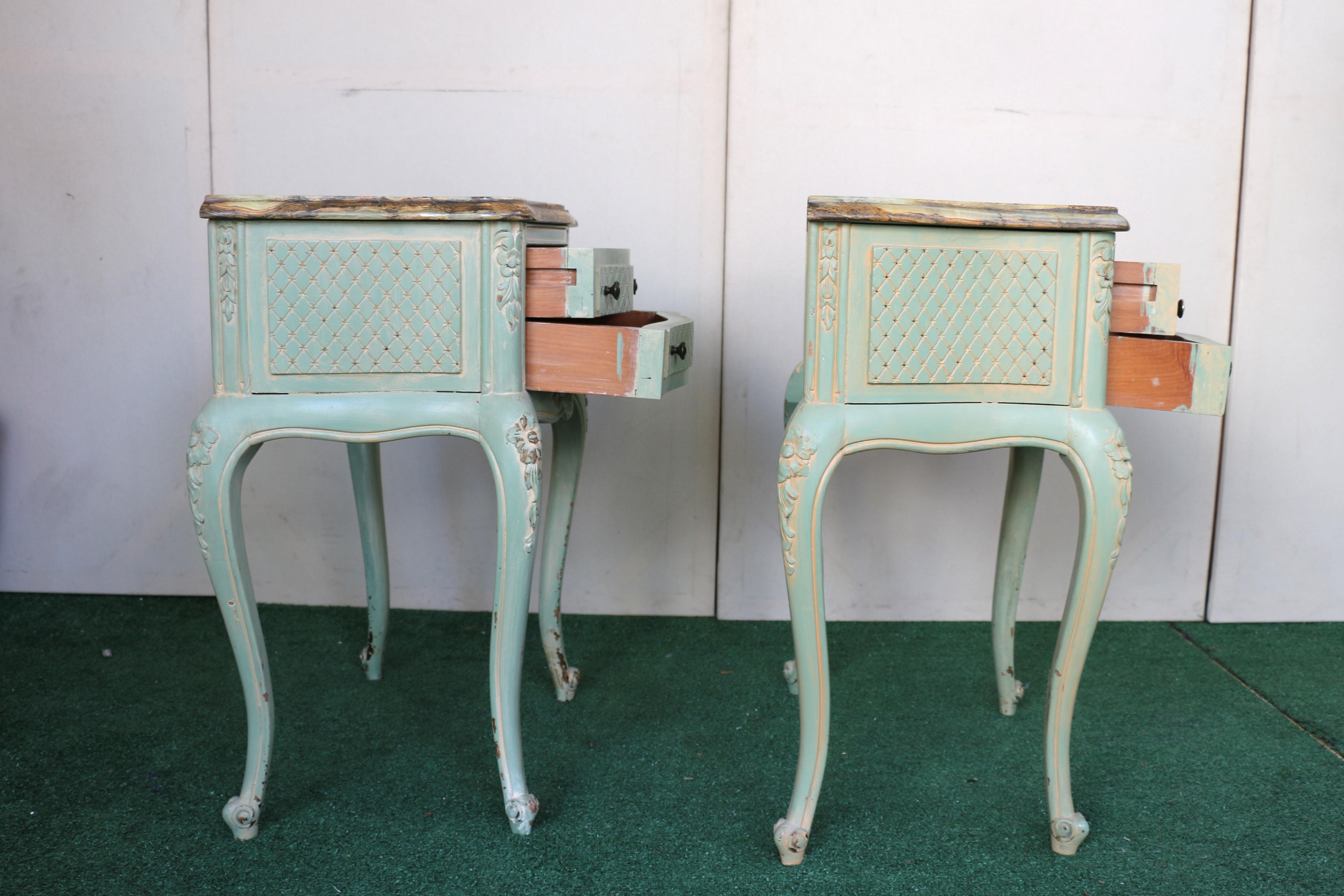 Paire de tables de nuit antiques italiennes avec dessus en marbre en vente 1
