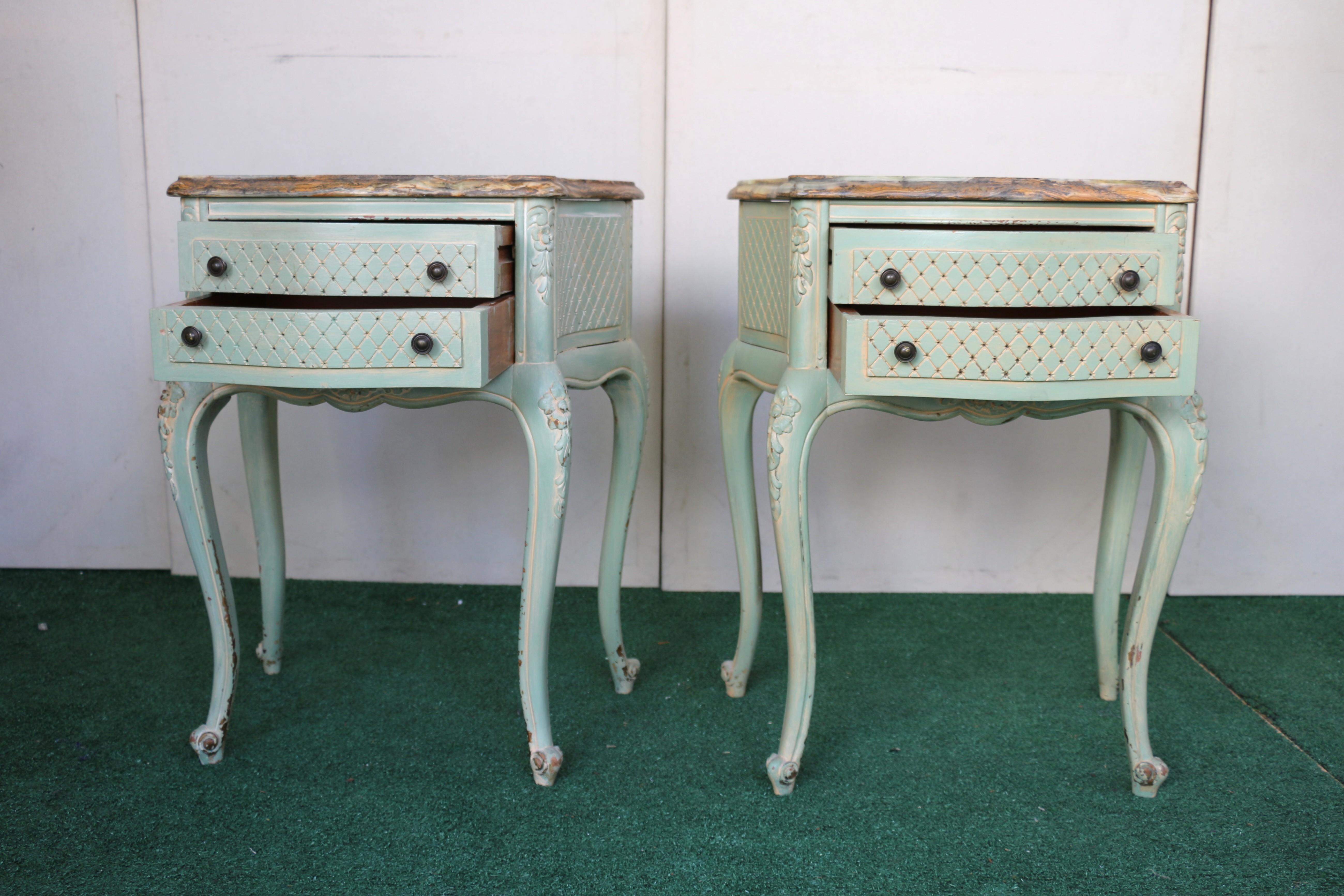 Marbre Paire de tables de nuit antiques italiennes avec dessus en marbre en vente