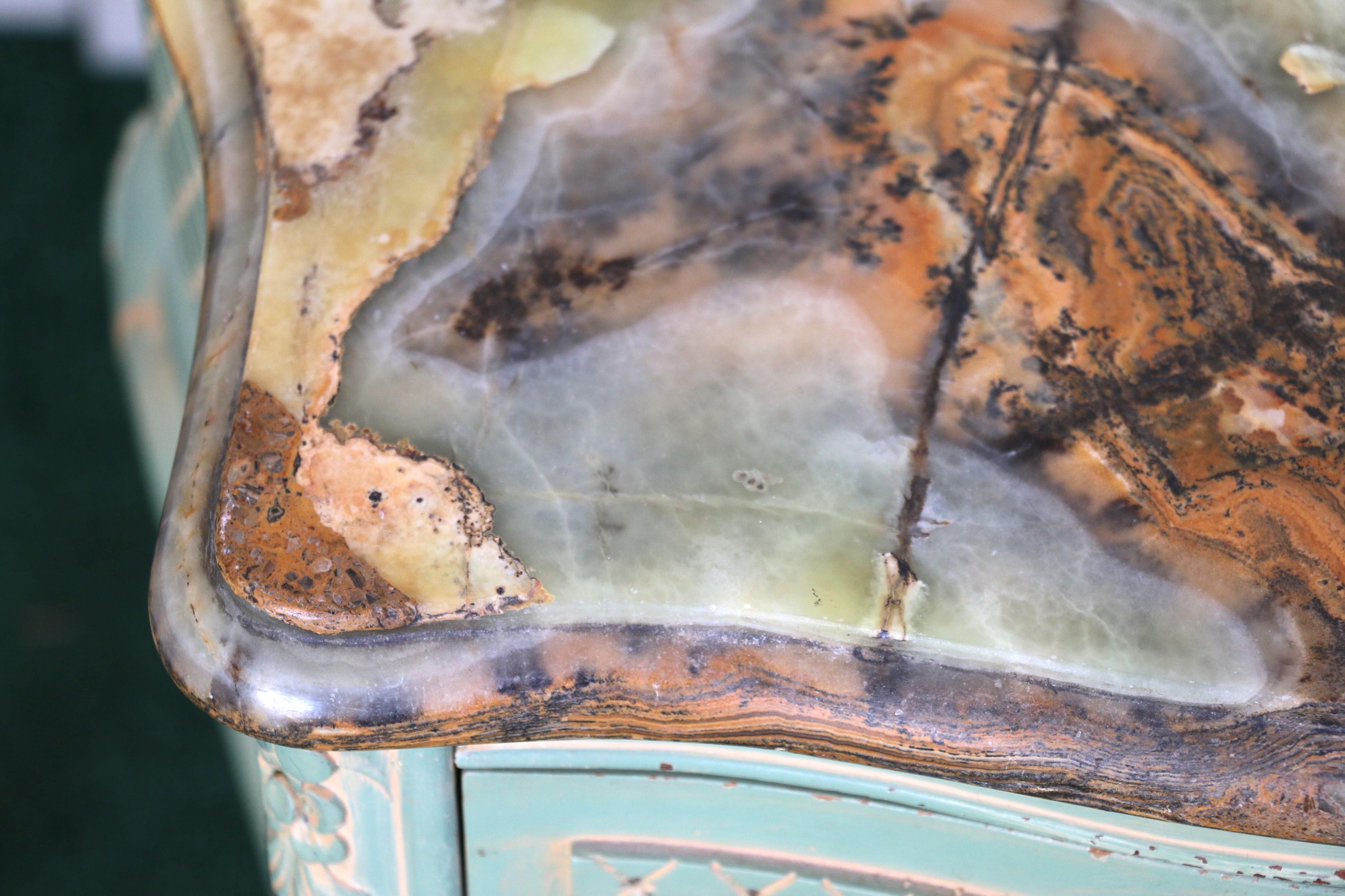 Paire de tables de nuit antiques italiennes avec dessus en marbre en vente 13