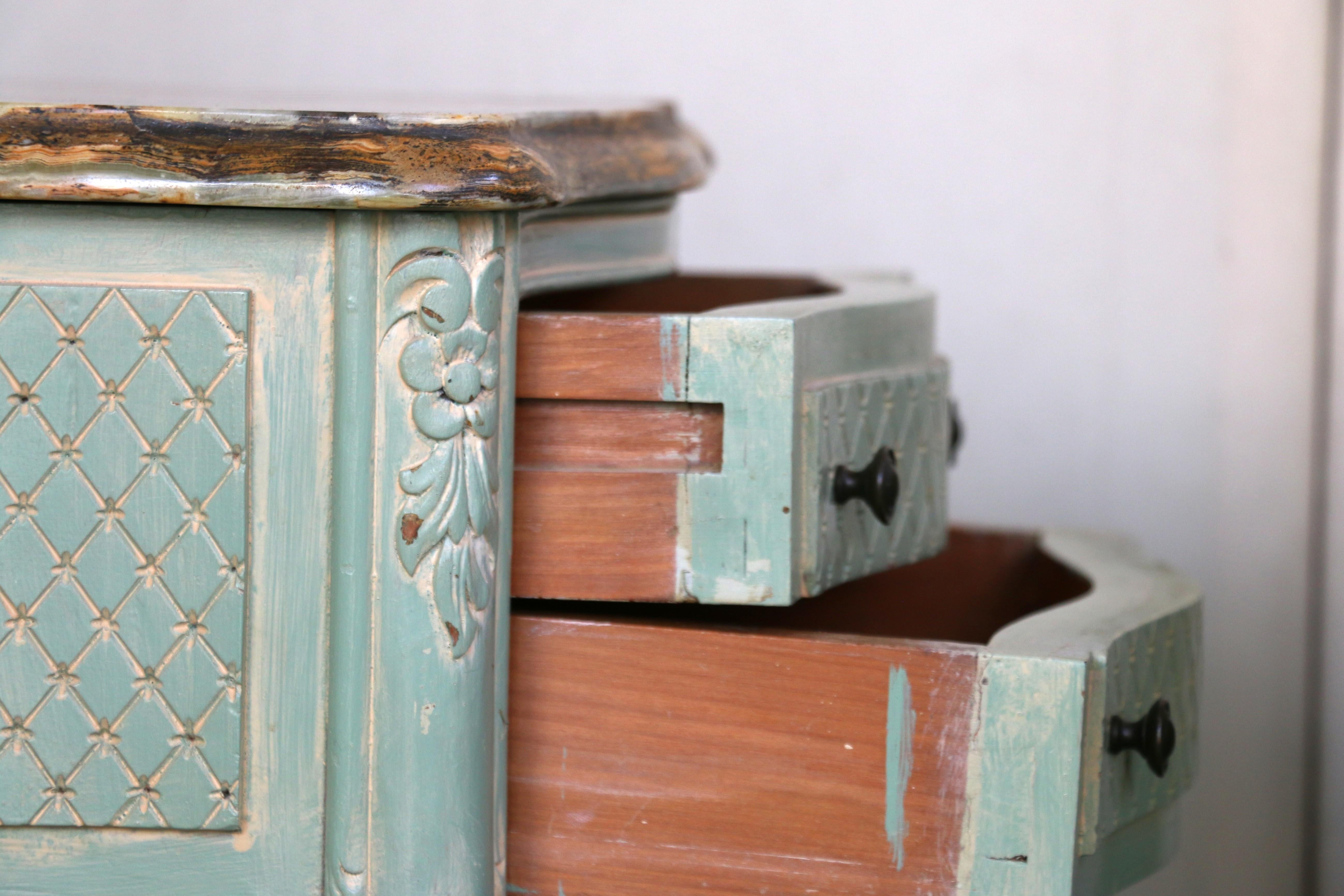 Paire de tables de nuit antiques italiennes avec dessus en marbre en vente 2