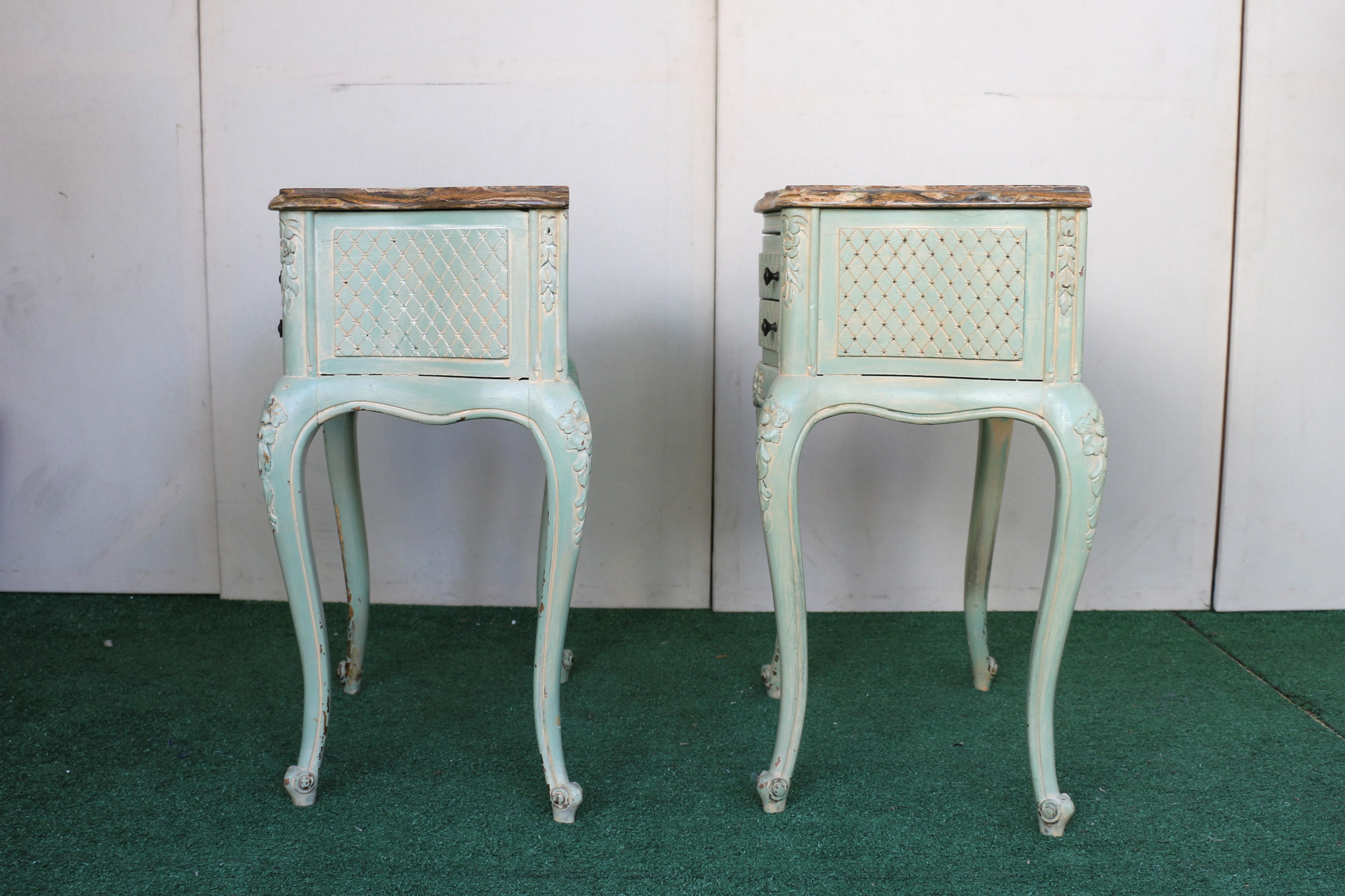 Provincial français Paire de tables de nuit antiques italiennes avec dessus en marbre en vente