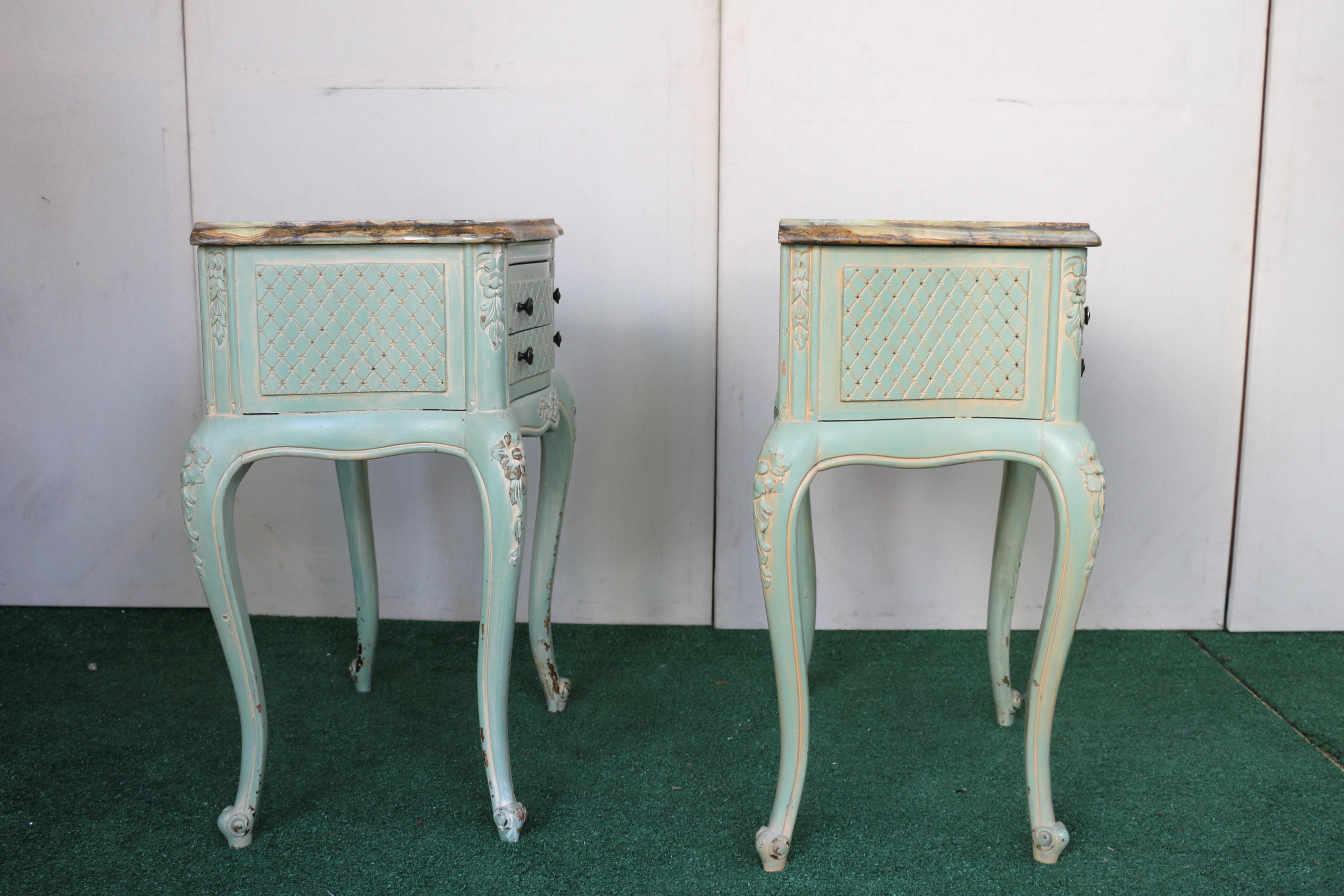 XIXe siècle Paire de tables de nuit antiques italiennes avec dessus en marbre en vente