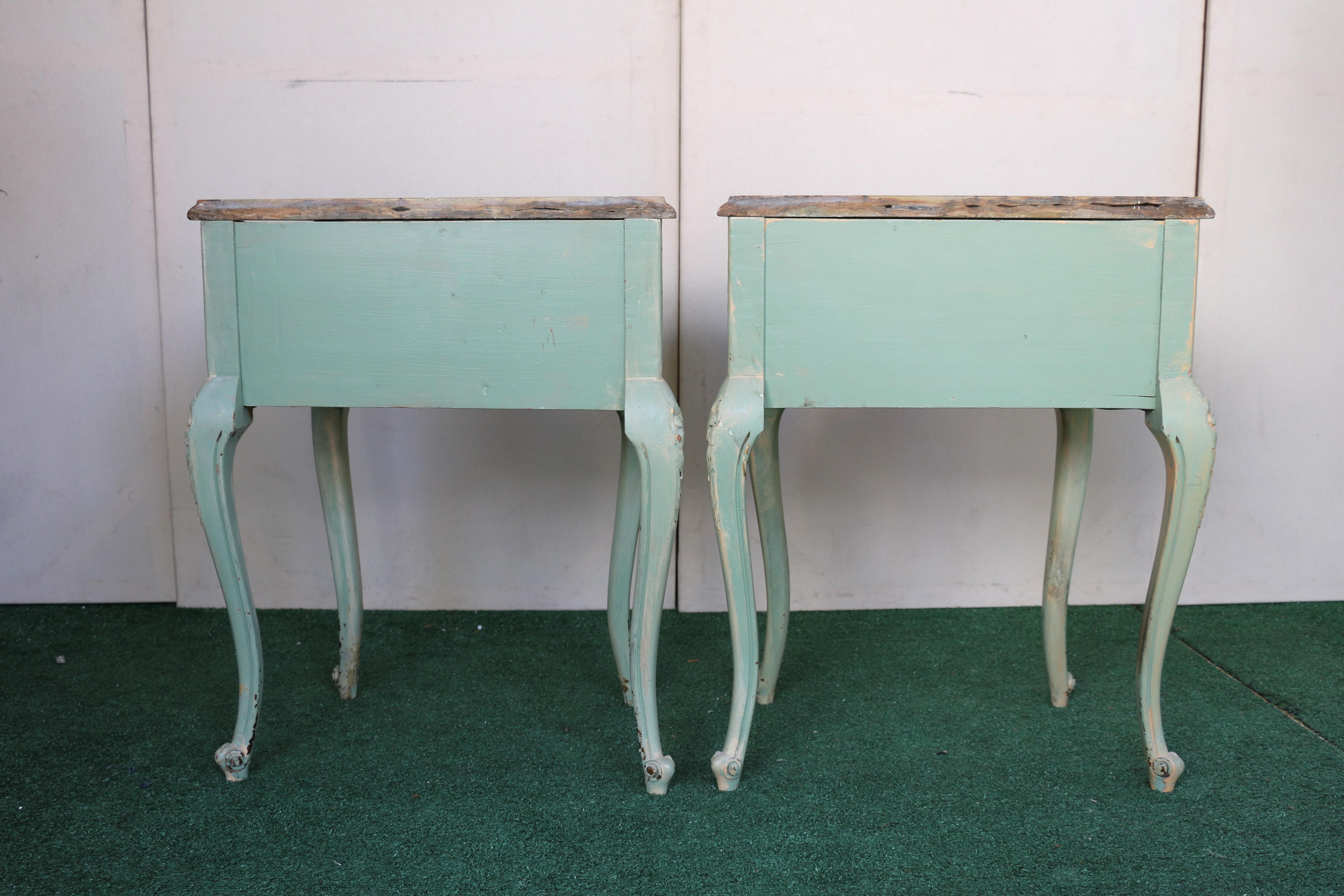Paire de tables de nuit antiques italiennes avec dessus en marbre Bon état - En vente à North Hollywood, CA