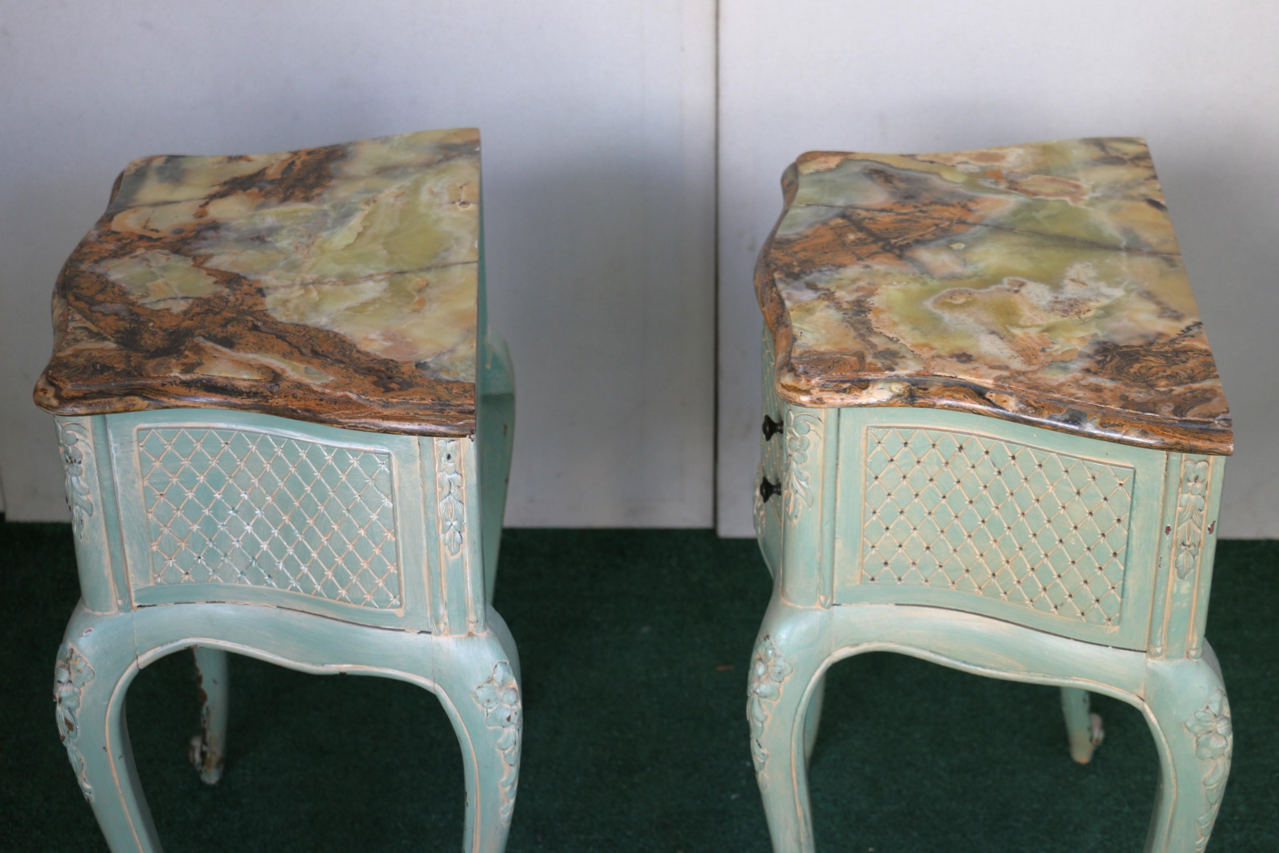 Paire de tables de nuit antiques italiennes avec dessus en marbre en vente 14