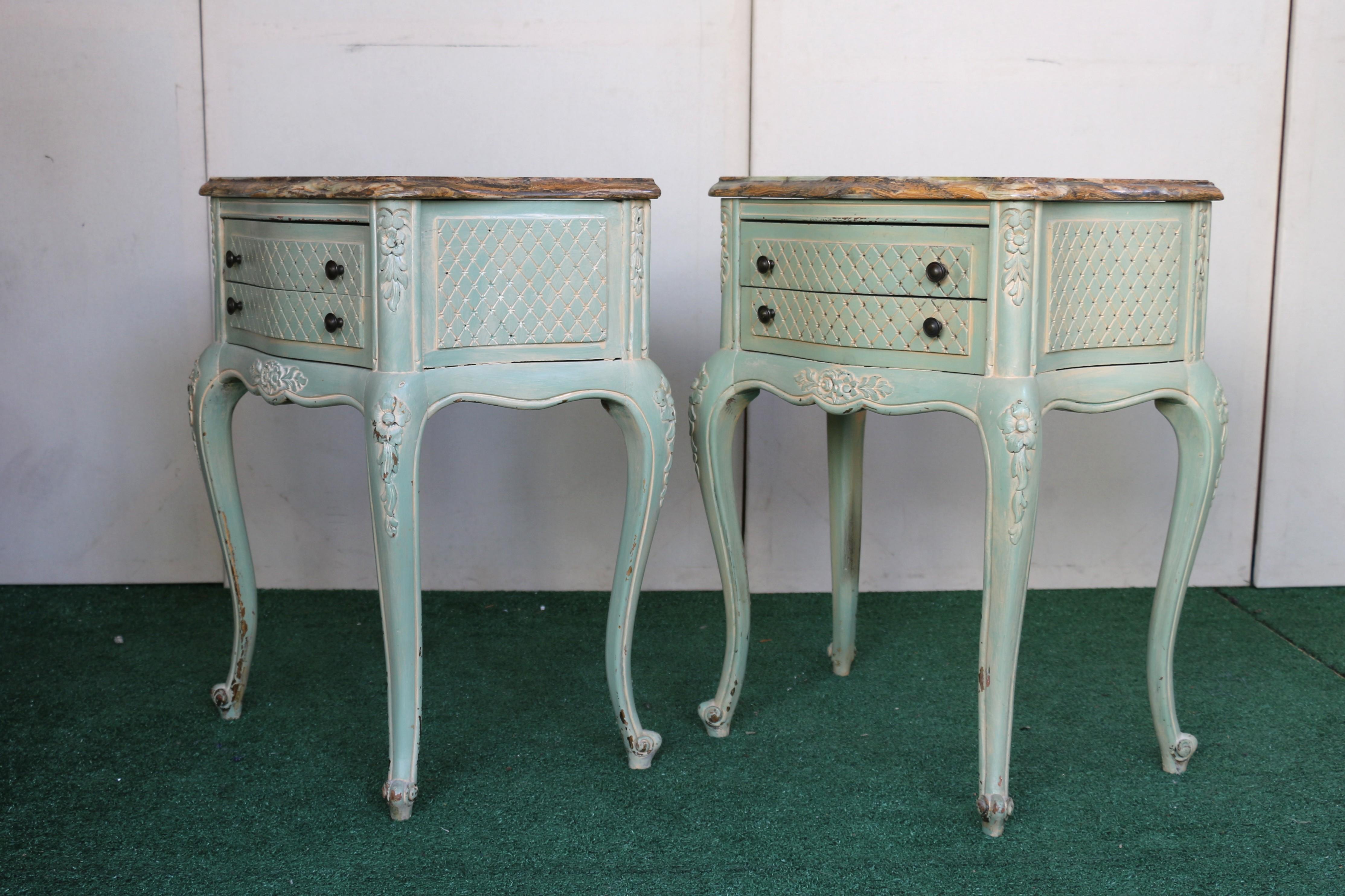 Magnifique paire de tables d'appoint ou de chevets de style Louis XV, peintes à la main et datant du 19e siècle. Ils ont deux tiroirs qui fonctionnent bien. Ils ont également des dessus en marbre, ils sont en bon état, pas d'éclats ni de problèmes.