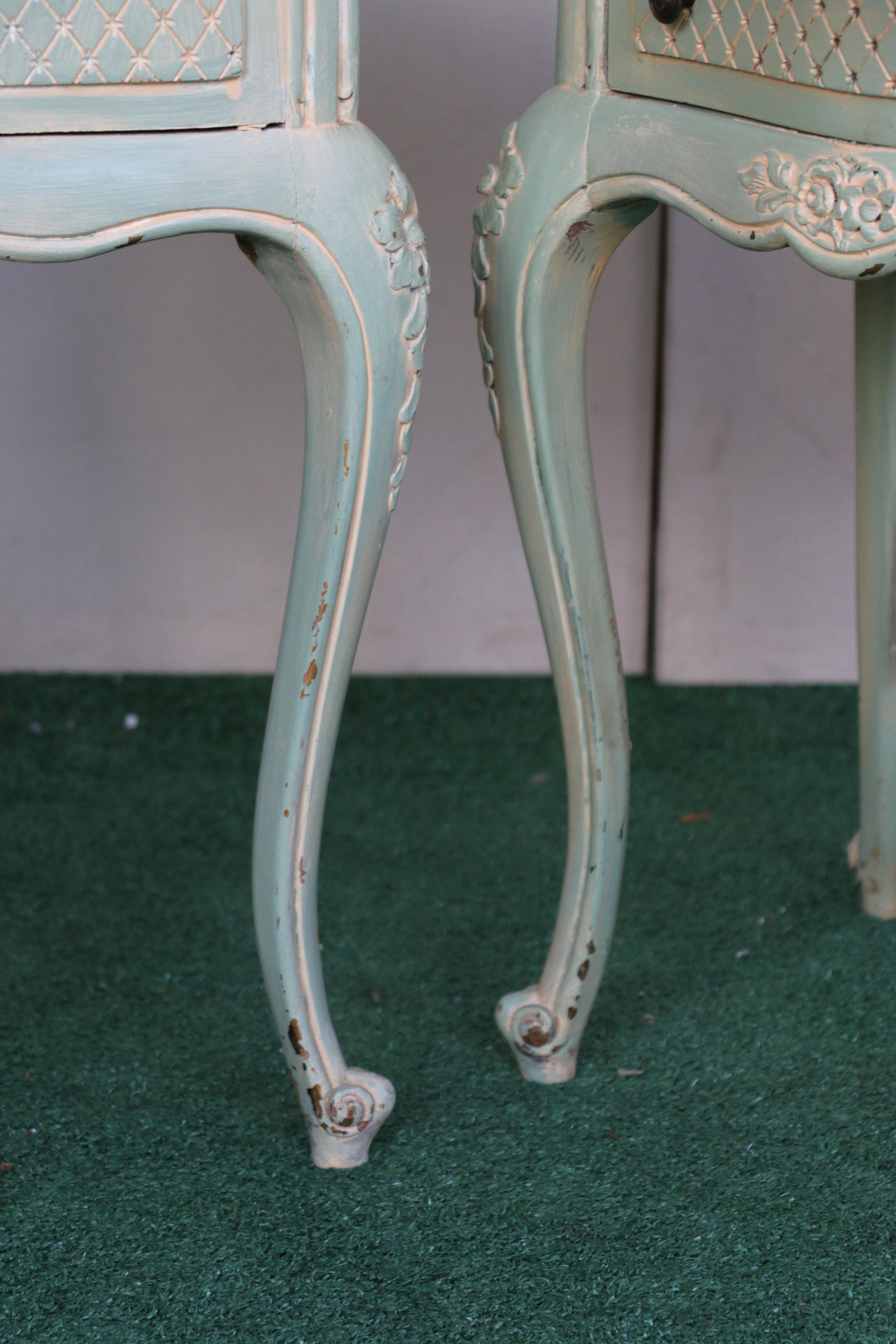 Paire de tables de nuit antiques italiennes avec dessus en marbre en vente 7