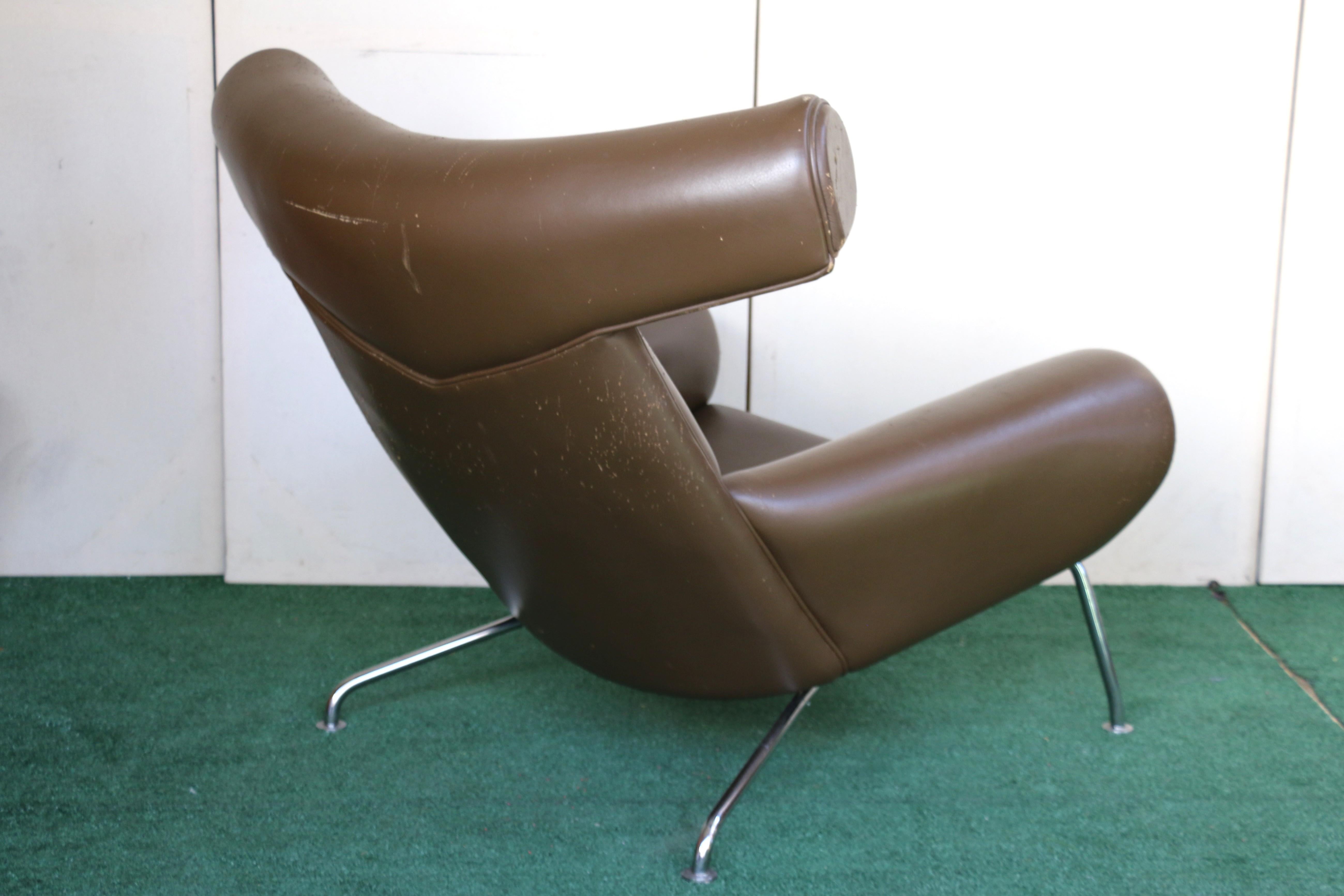 Milieu du XXe siècle Chaise longue en forme de bœuf avec ottoman par Hans J. Wegner, Danemark, années 1970 en vente