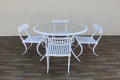 Conjunto de comedor de exterior «Klismos» de aluminio de línea fina de mediados de siglo, con mesa y 4 sillas
