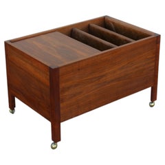 Table basse moderne de style « Mid-Century » en noyer avec porte-revues en cuir, vers les années 1960