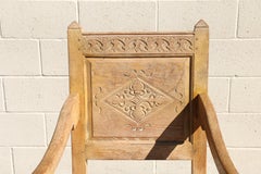 Coppia di poltrone vintage in rovere bianco massiccio intagliato, in stile revival giacobiano, con rivestimento a boiserie