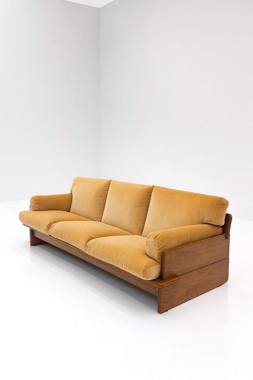 Canapé 3 places de Mobil Girgi, d'un modèle peu courant, doté d'une structure architecturale en bois massif avec d'épaisses plaques de noyer italien poli qui s'emboîtent les unes dans les autres, adoucies par de chauds coussins en velours sable.