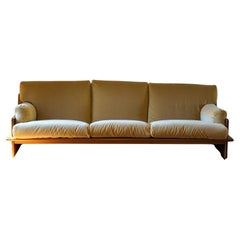Vintage 3-Sitz-Sofa aus Nussbaumholz von Mobil Girgi mit JP&G Baker Samtpolsterung