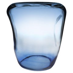 21e siècle,  Table d'appoint Isola, verre soufflé de Murano bleu clair KANZ