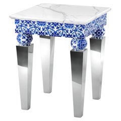 Table d'appoint avec plateau en marbre blanc et pieds en acier miroir, carreaux en majolique bleue également en extérieur