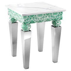 Table d'appoint avec plateau en marbre blanc et miroir, pieds en acier et carreaux de majolique verts, également en extérieur