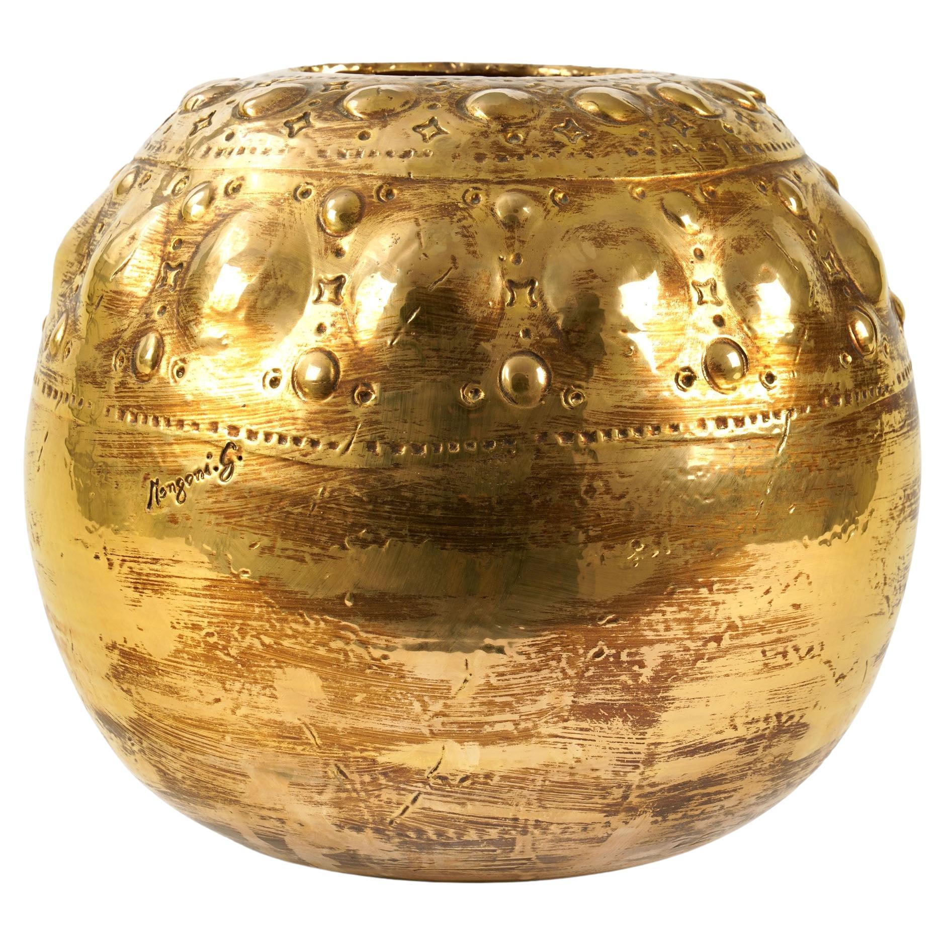 Vase sculpté en forme de boule sphérique décoré d'un lustre en or 24 carats