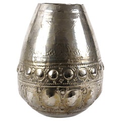 Vase en céramique sculpté décoré d'un précieux lustre en platine, fabriqué en Italie