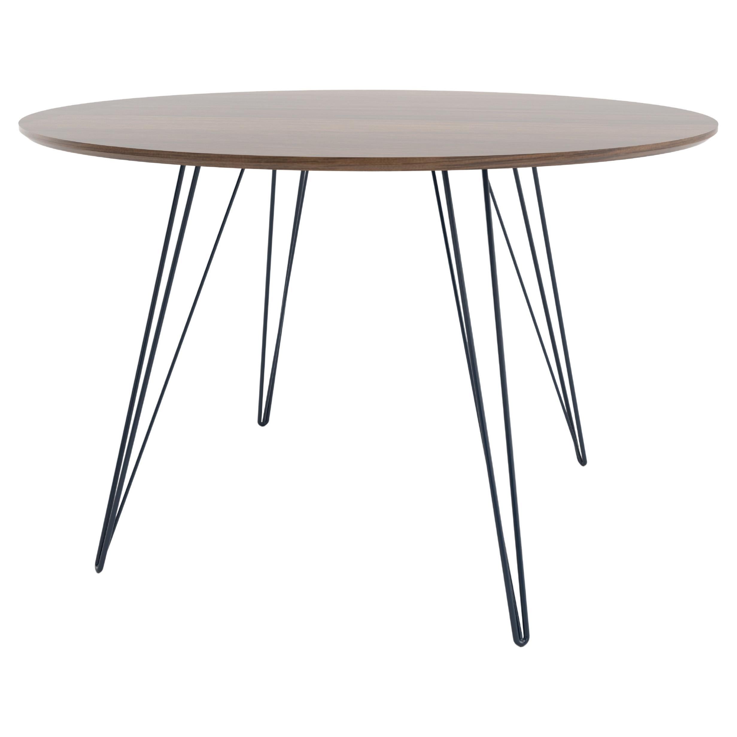 Table basse Williams en noyer, pieds en épingle à cheveux bleu marine, plateau en forme de cercle en vente