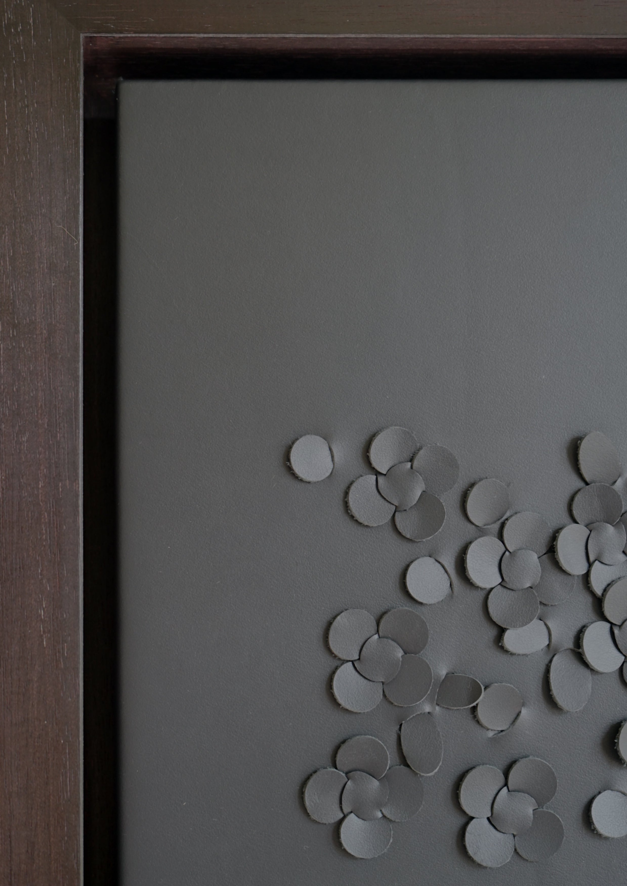 Blossom:

Ein skulpturales 3D-Wandkunstwerk, das von Louise Heighes entworfen und aus zwei Schichten grauen Leders zusammengefügt wurde.
Die Maße sind 50 x 30 Zoll oder 127 x 77 cm.
 
Dieses Wandkunstwerk ist inspiriert vom plötzlichen