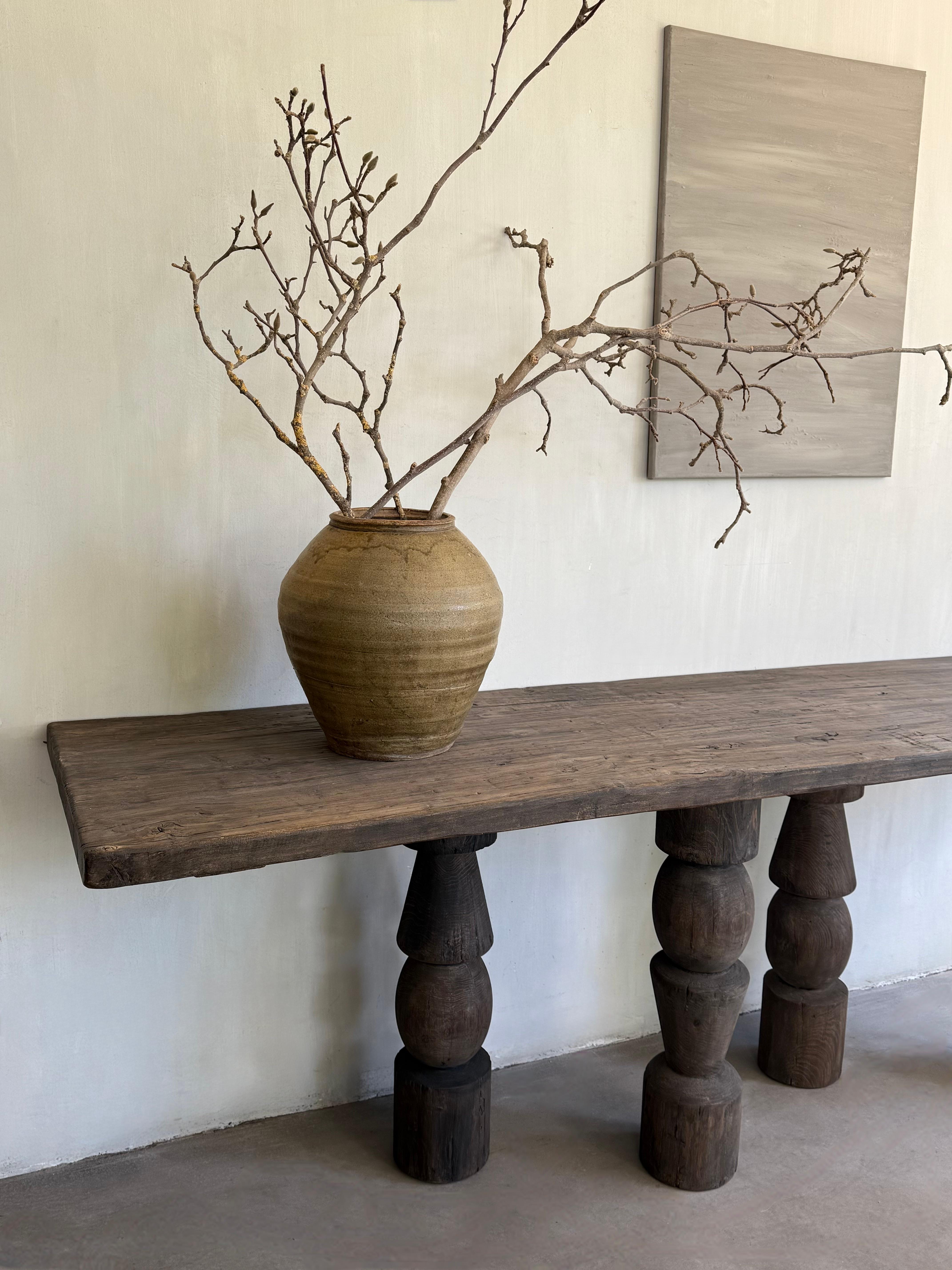 Brutalisme Ancienne console avec base sculptée en vente