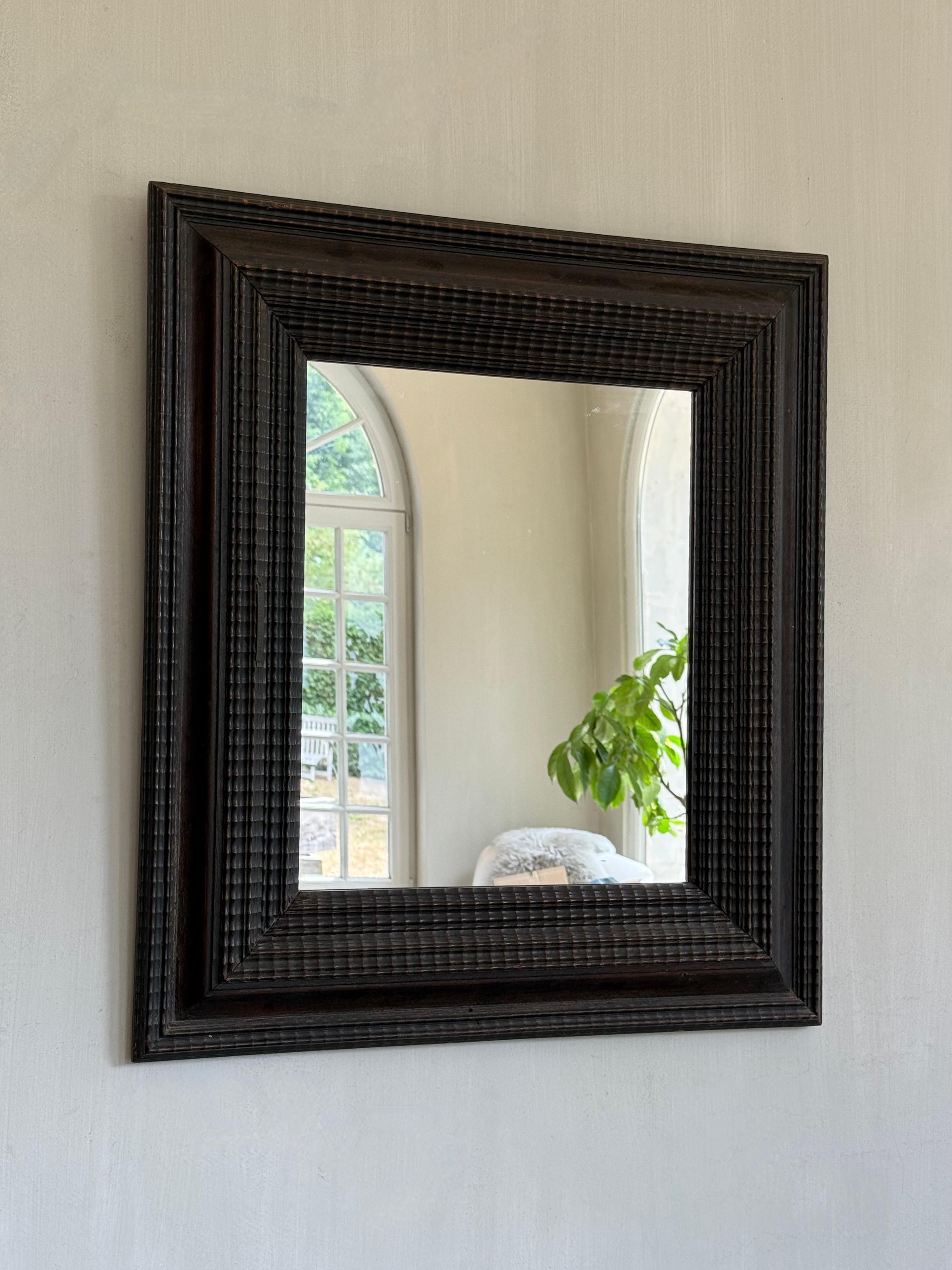 Miroir ondulé ébonisé de style baroque d'Italie du Nord du 19e siècle.
En très bon état, verre miroir transparent.
Pièce unique.
De format rectangulaire, le miroir présente une forte symétrie linéaire et une silhouette sobre.
La pièce présente un