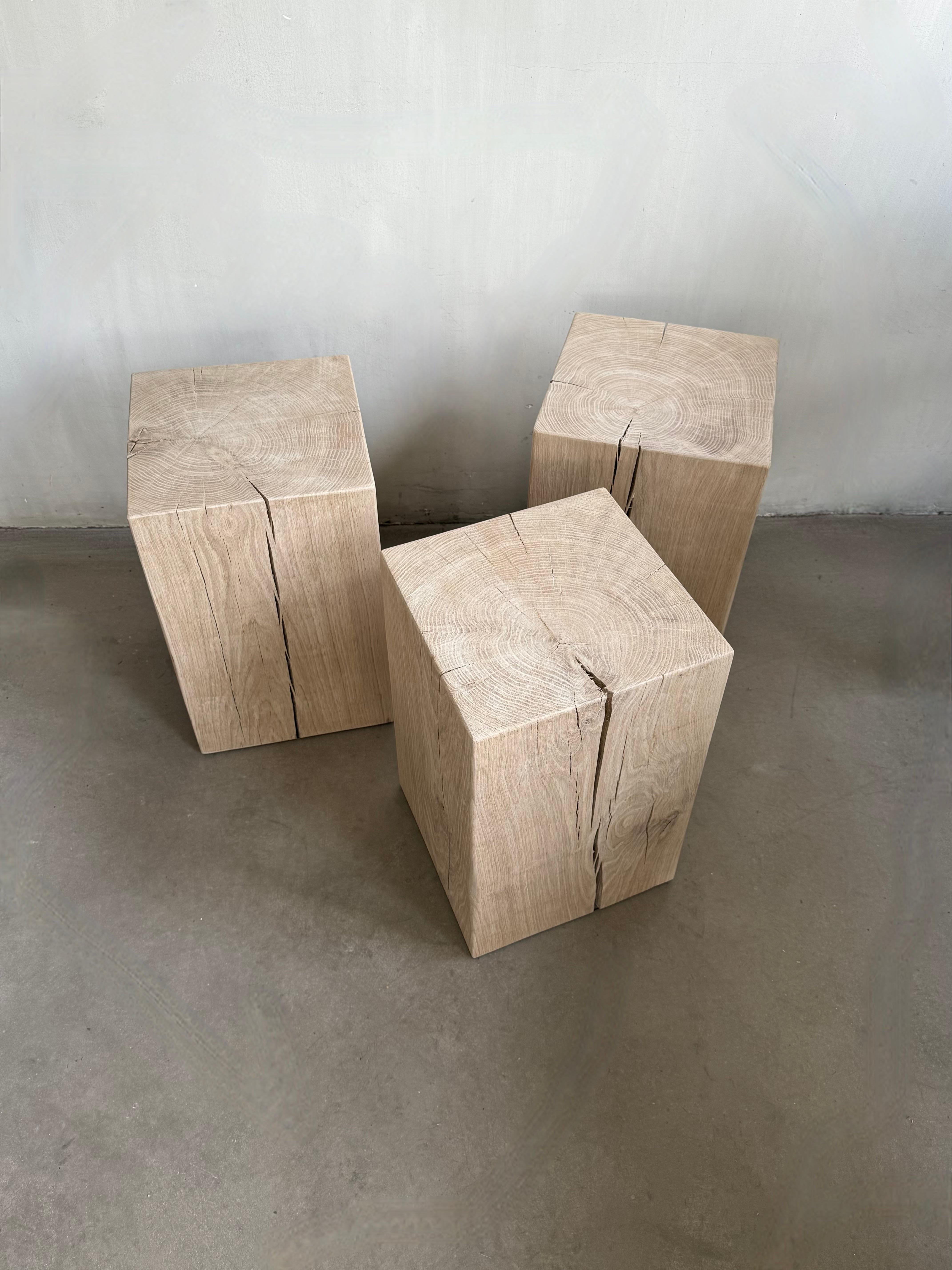 Cubi solidi pallidi in rovere belga europeo.
Questi oggetti vengono segati da vecchie travi e rifiniti in modo chiaro.
Protette sul fondo con del feltro, in modo che siano facili da spostare.

Pura semplicità, qualità di prima scelta senza