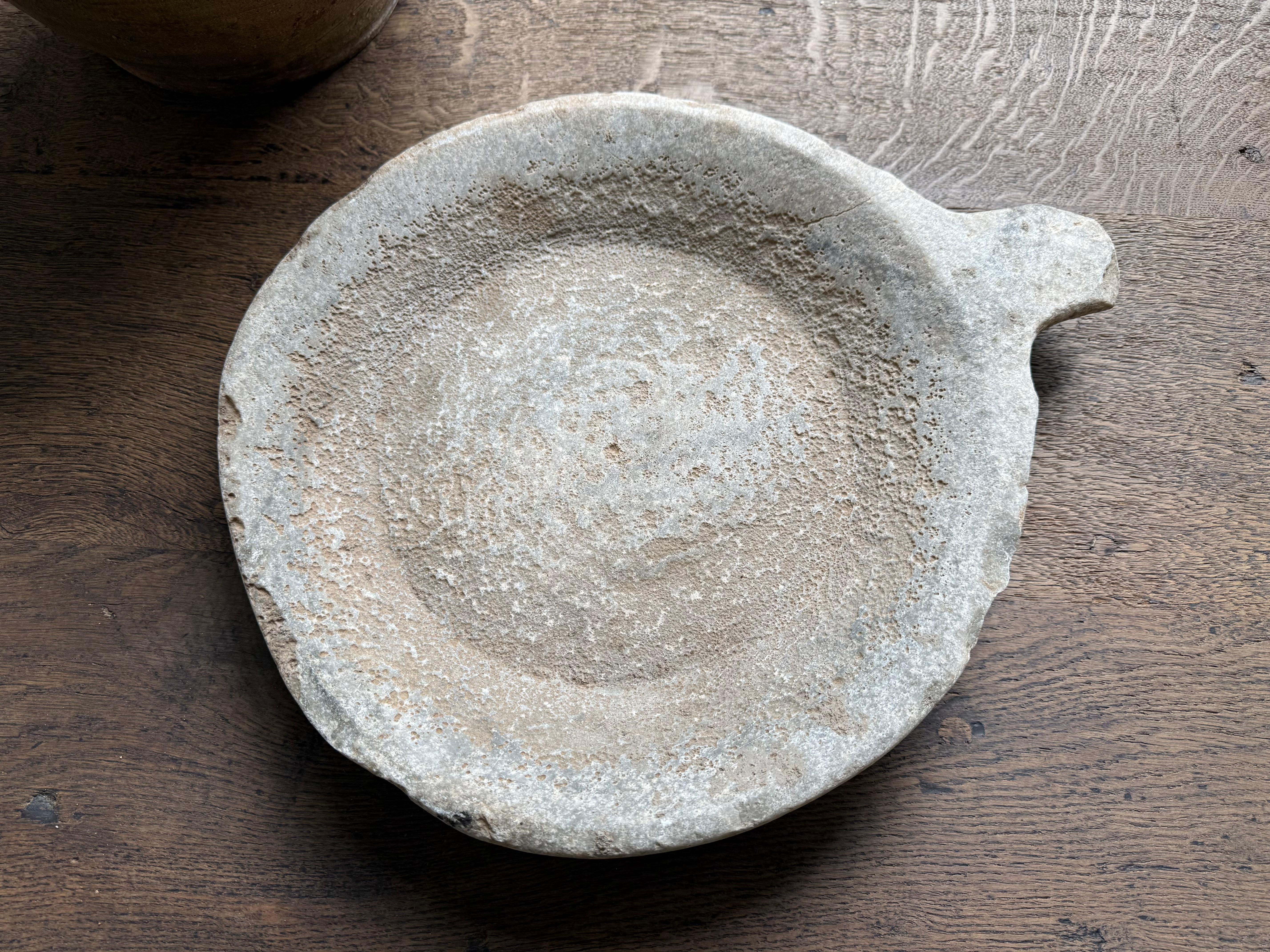 XIXe siècle A.I.C Stone Primitive 19th C Stone Platter en vente